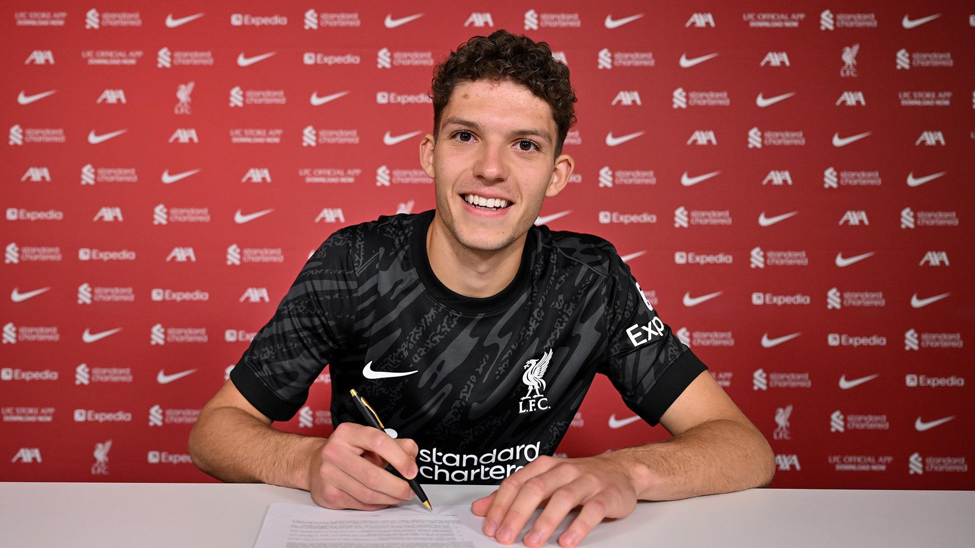 Liverpool agree deal to sign goalkeeper Armin Pecsi