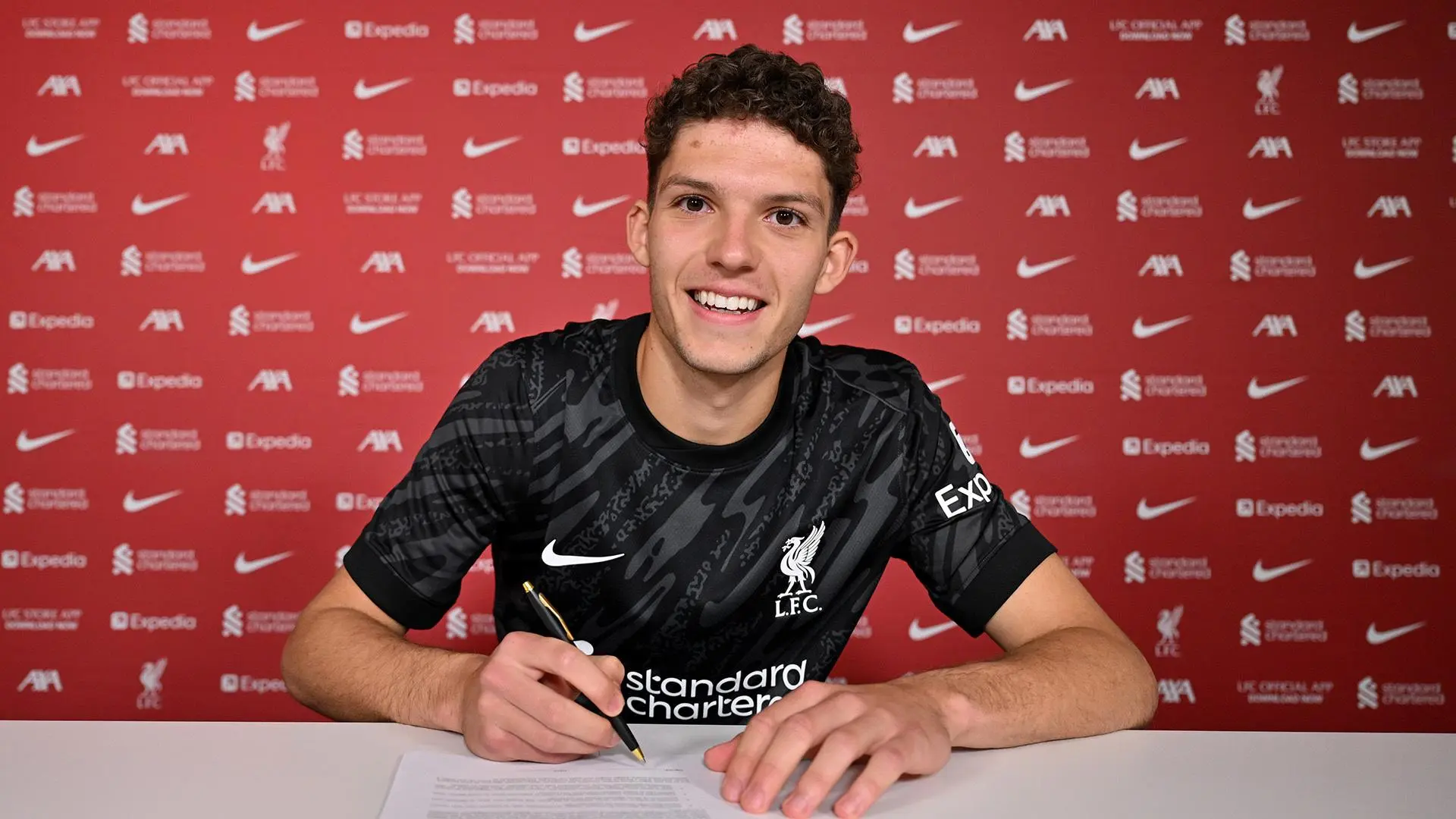 Liverpool agree deal to sign goalkeeper Armin Pecsi
