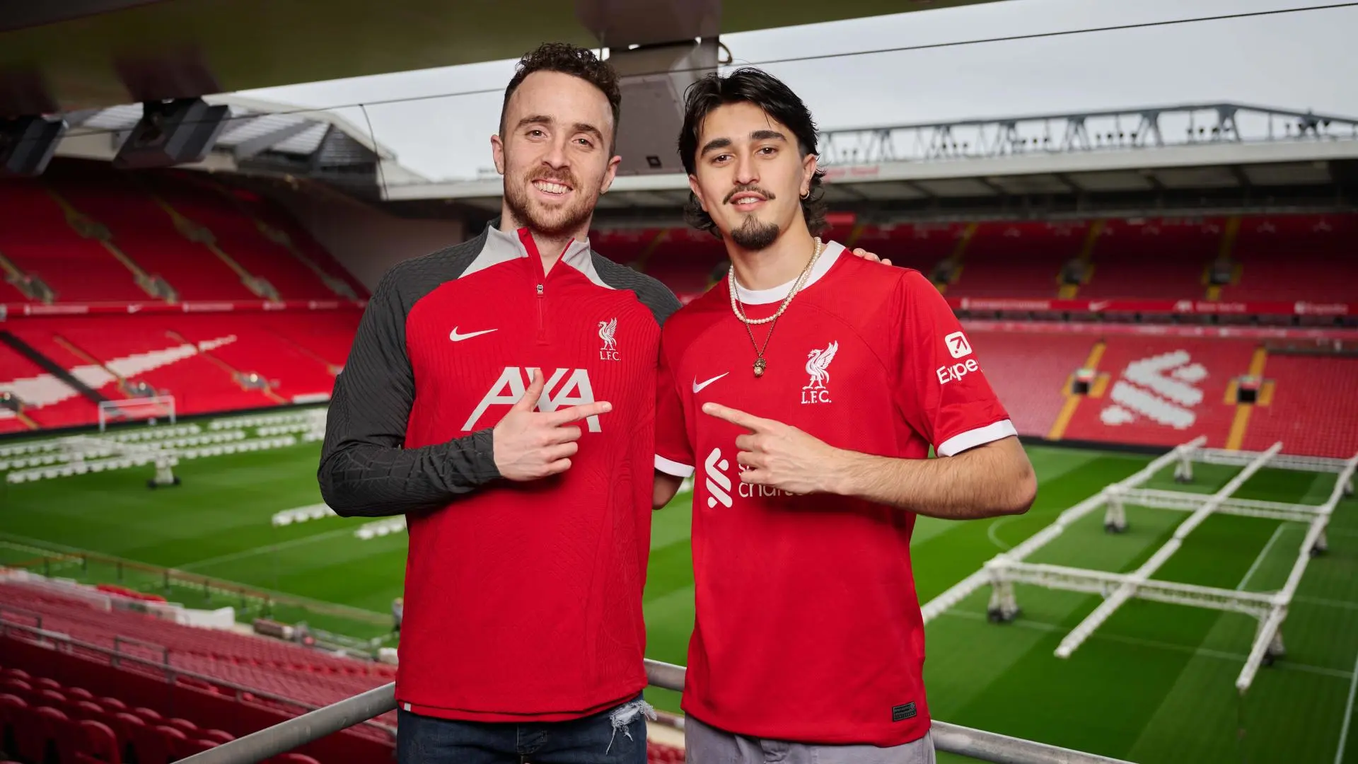 Photos: Diogo Jota and Dariosh meet up ahead of ePremier League finals