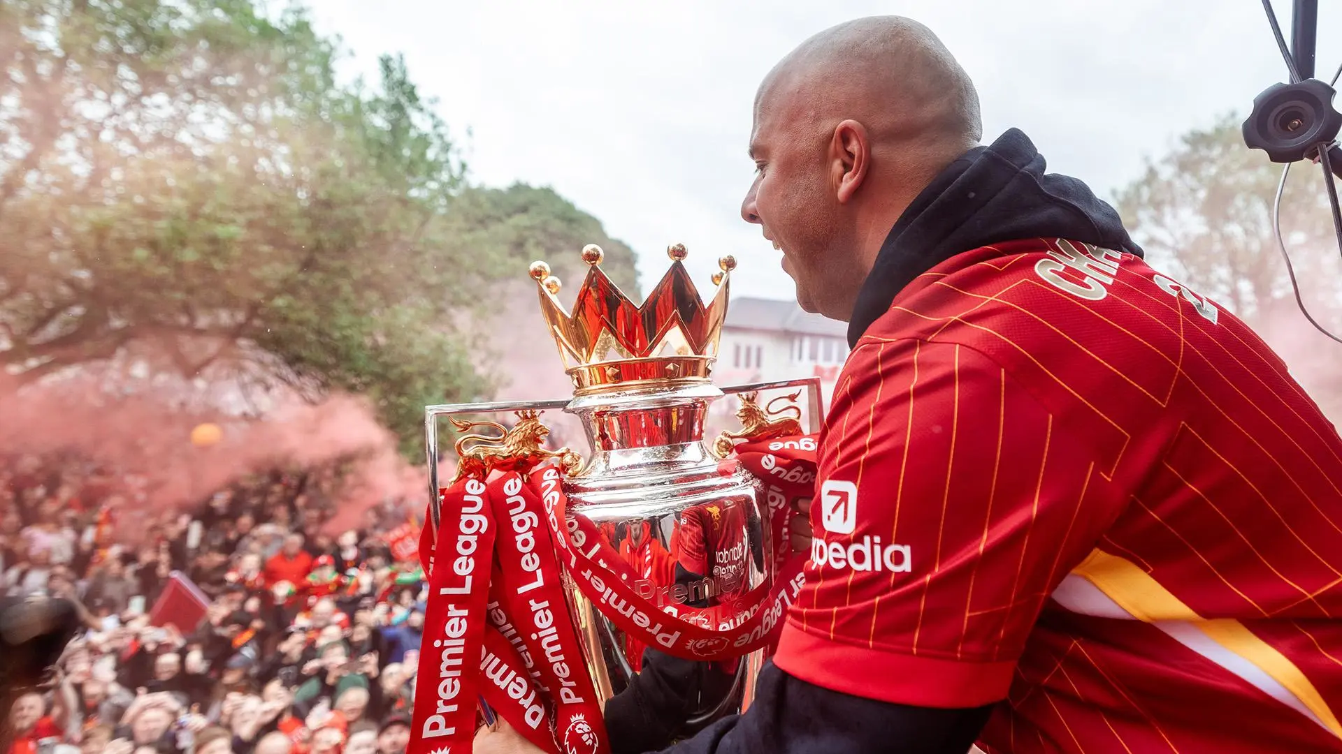 'Incredible achievement' - Steven Gerrard salutes Arne Slot