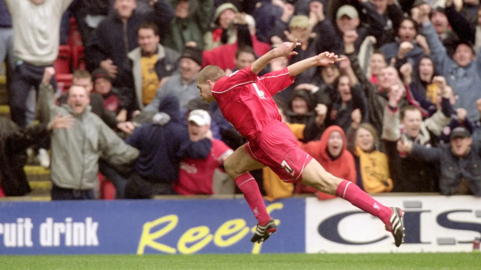 Liverpool 2-0 Man Utd (2001) - 'Could have been five' as Gerrard and Fowler strike