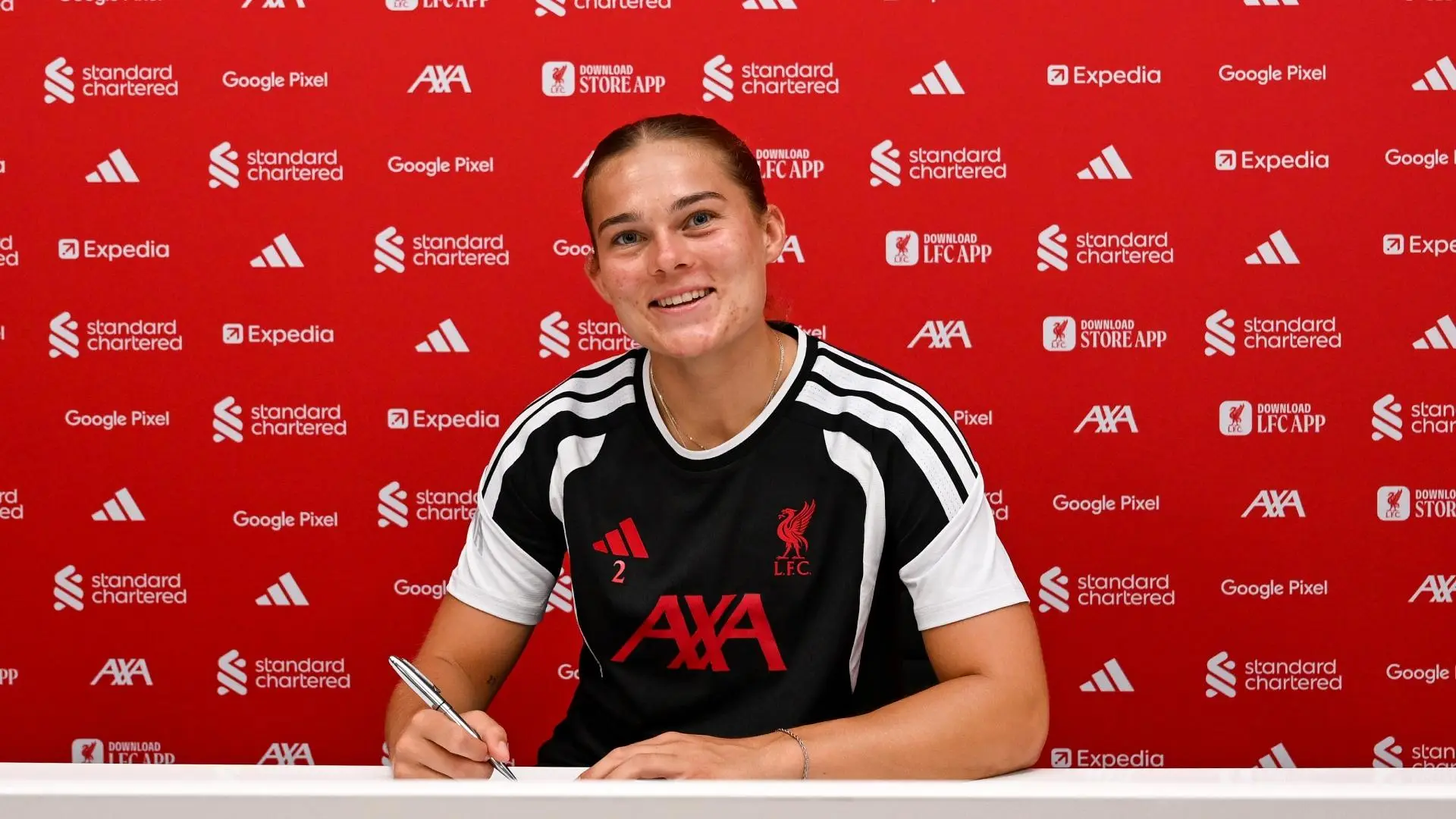 Lucy Parry signs new Liverpool FC Women contract