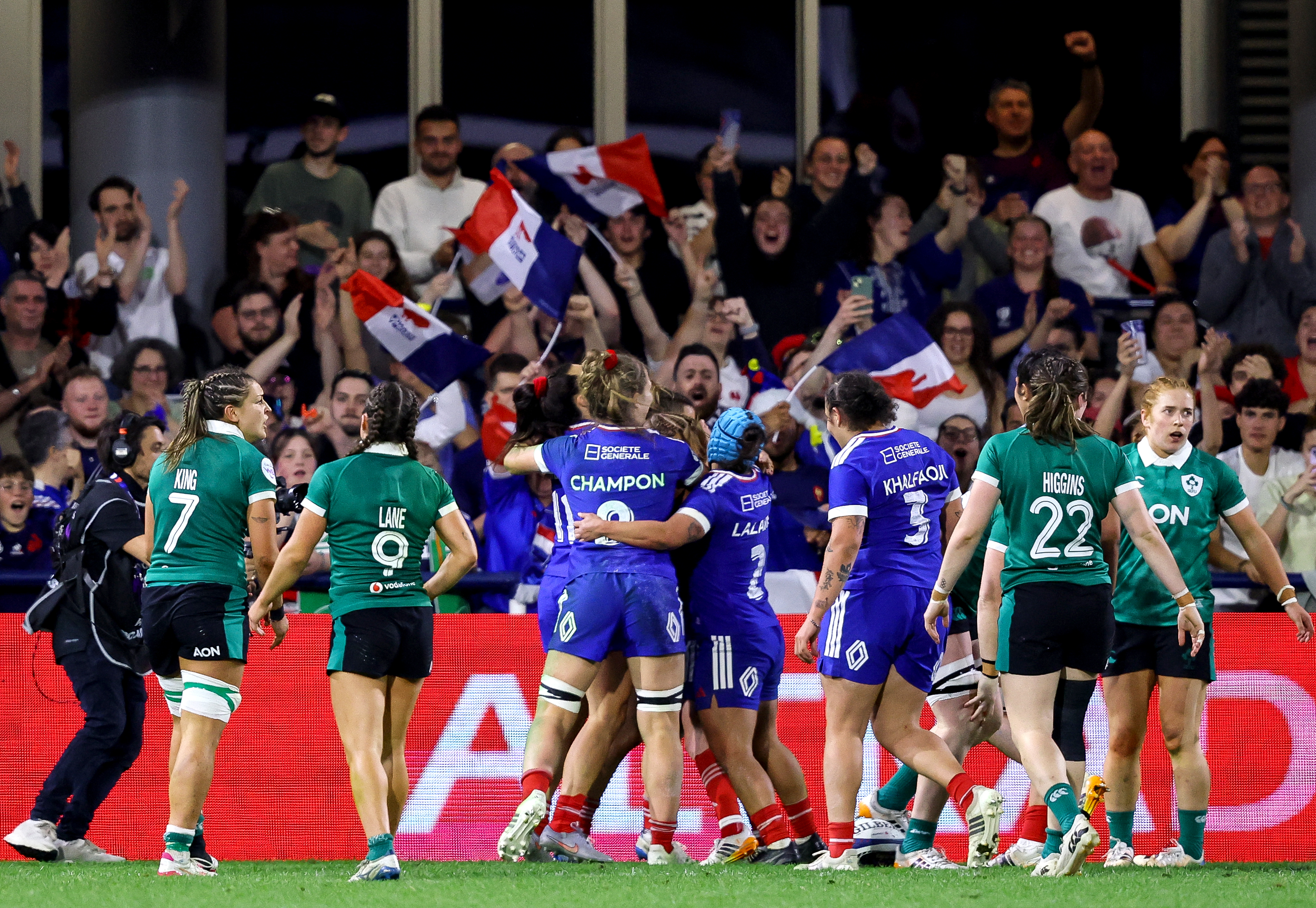 France’s Am­bre Mwayem­be celebrates with team mates after she scores her sides 1st try of the match during the 2026 Guinness Women's Six Nations Championship Round 3 game between France and Ireland in Parc des Sports Marcel Michelin, Clermont-Ferrand, France, Saturday, April 25, 2026 (Photo by Ben Brady / Inpho)