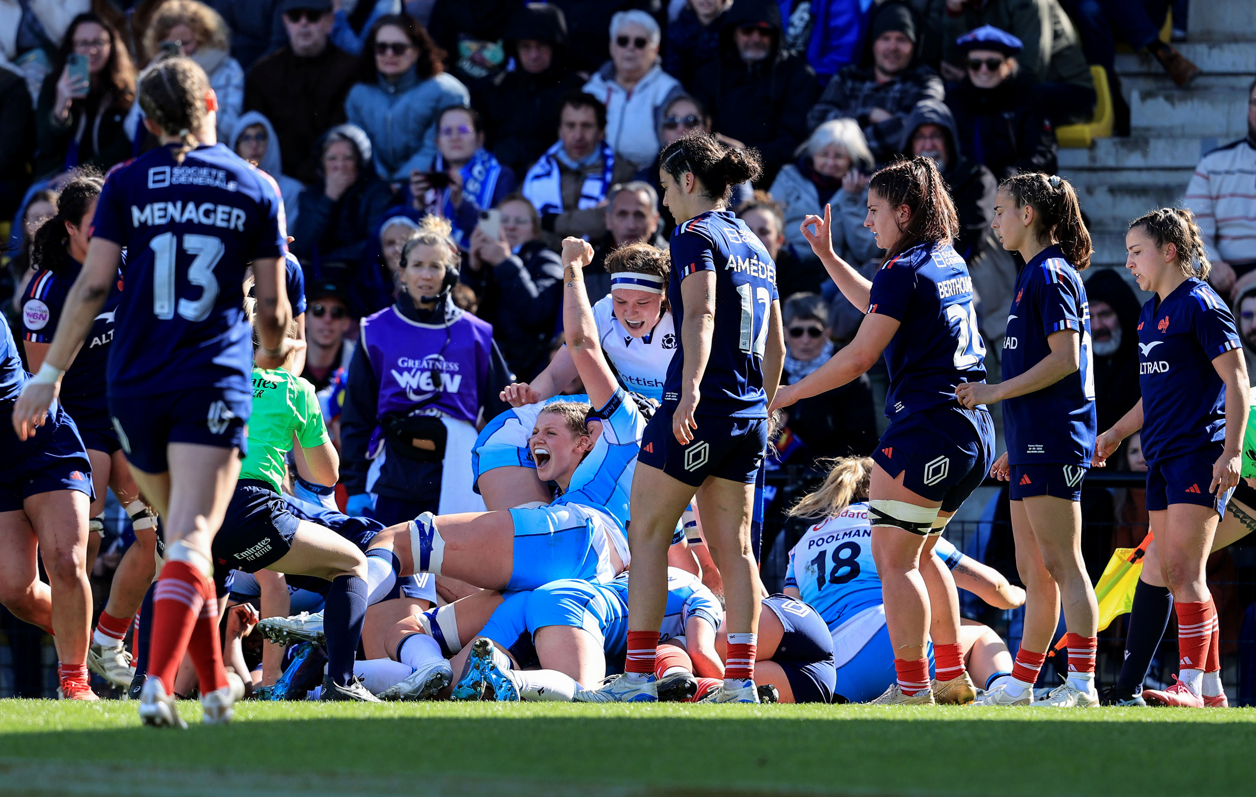 Scotland players celebrate a try during the 2025 Guinness Women's Six Nations Championship Round 2 game between France and Scotland in the Stade Marcel-Deflandre, La Rochelle