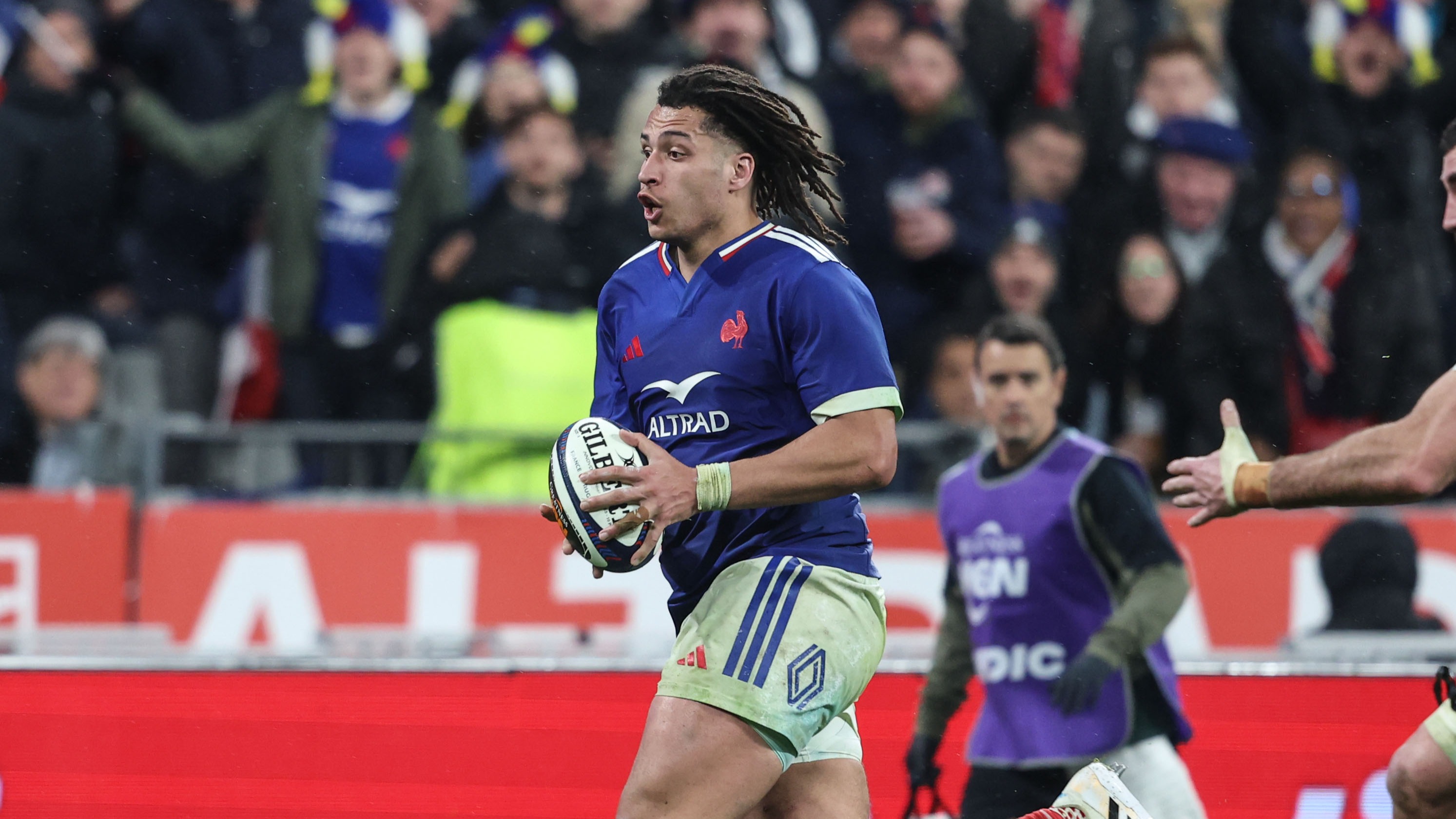 Mickaël Guillard makes a trademark rampaging run against Ireland during the 2026 Championship.