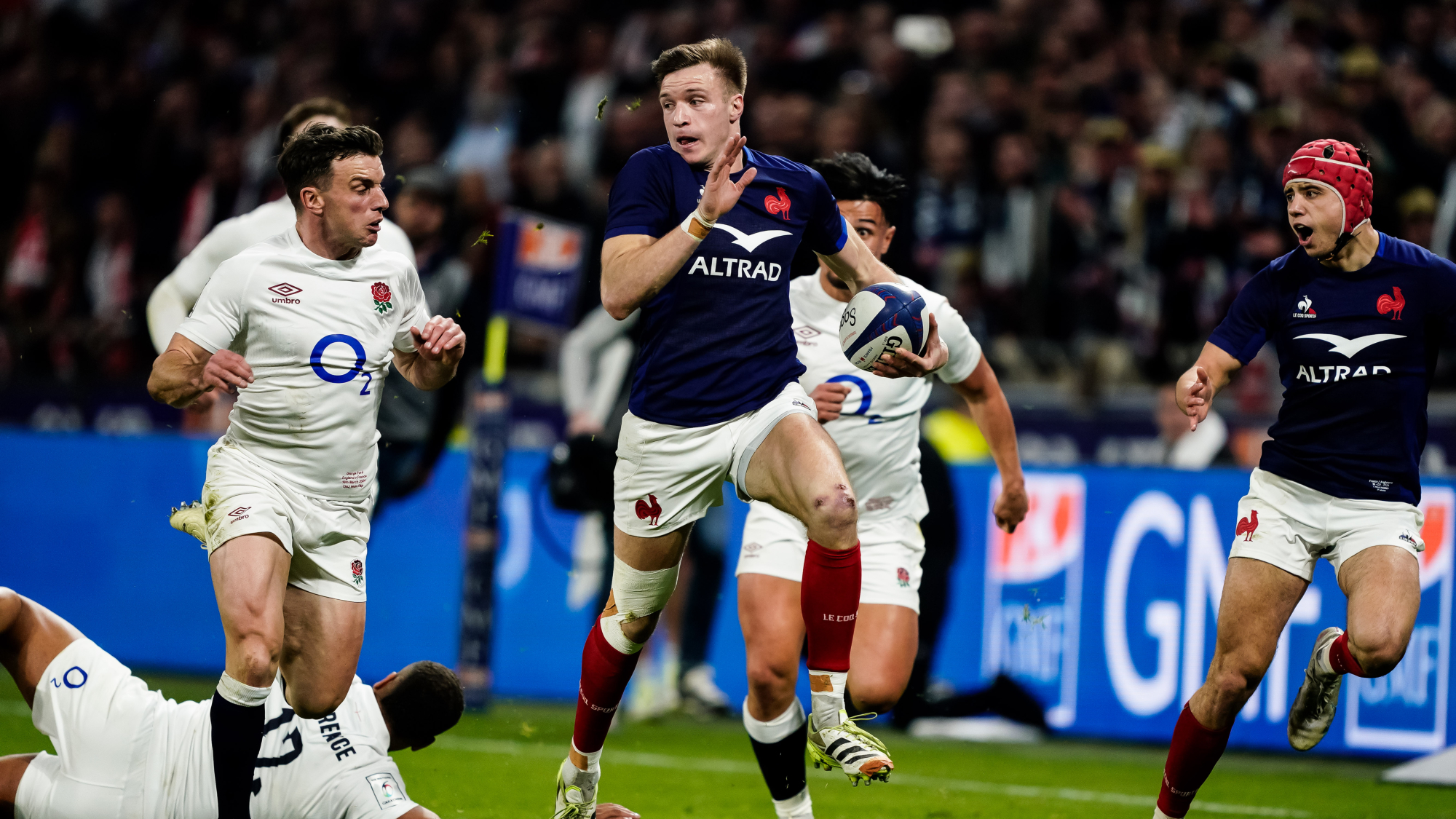 Léo Barré strides forward to set up a try for Nolann Le Garrec