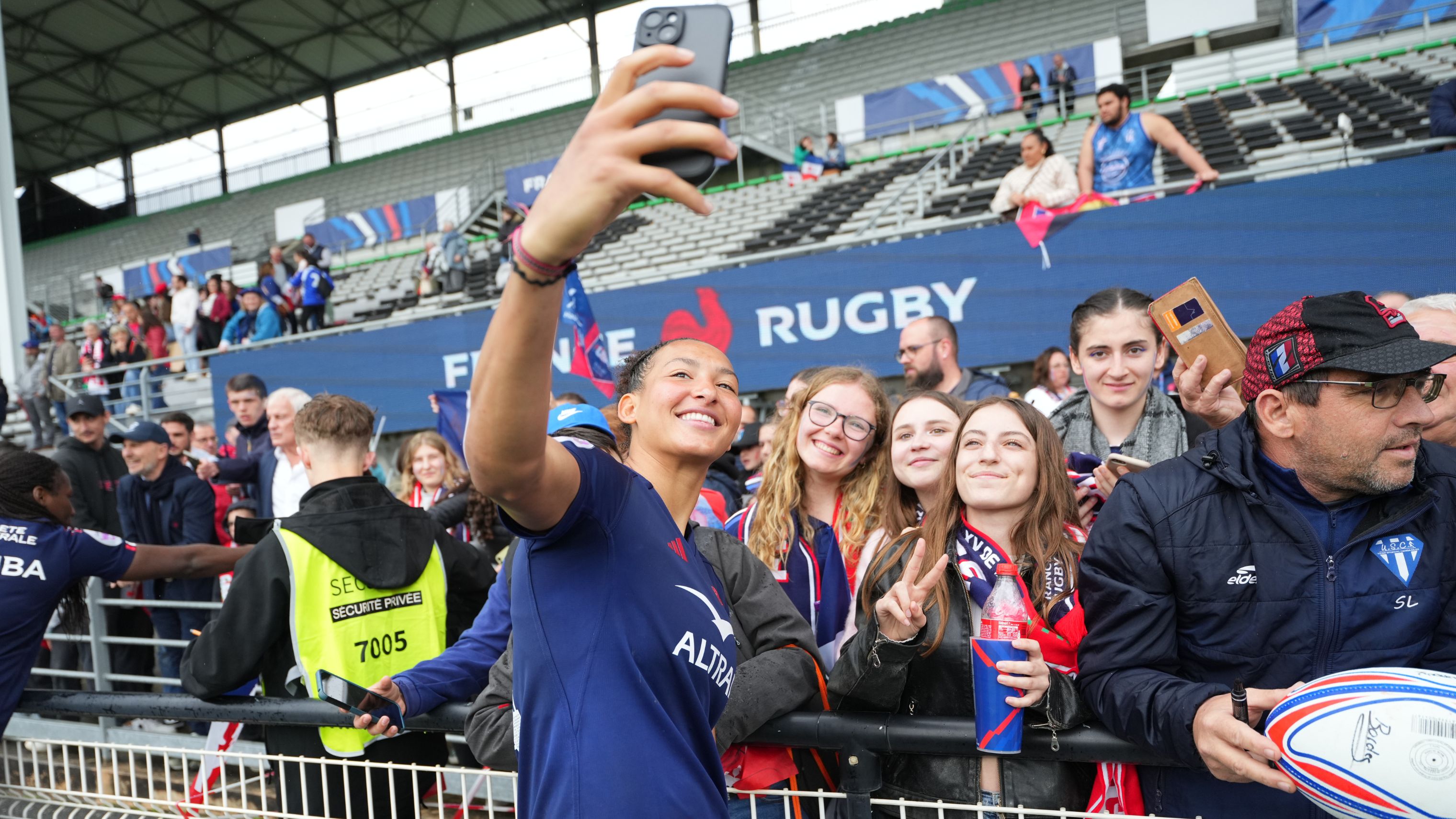 Kelly Arbey of France poses for a selfie with fans following the 2025 Guinness Women’s Six Nations Championship Round 3 game between France and Wales in the Stade Amedee-Domenech, Brive, France, Saturday, April 12, 2025 (Photo by Dave Winter / Inpho)