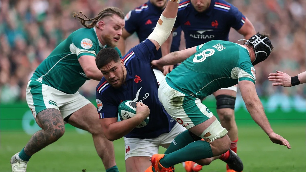 France's Emmanuel Meafou comes up against Ireland's Finlay Bealham and Caelan Doris during the 2025 Six Nations Championship.