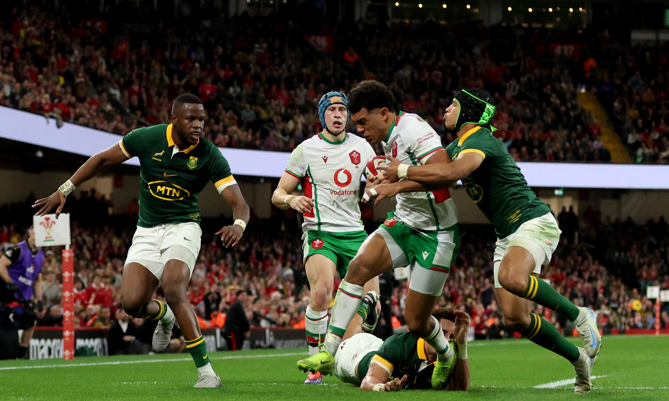 Wales' Rio Dyer scores a try during the Autumn Nations Series between Wales and South Africa at the Principality Stadium, Cardiff,