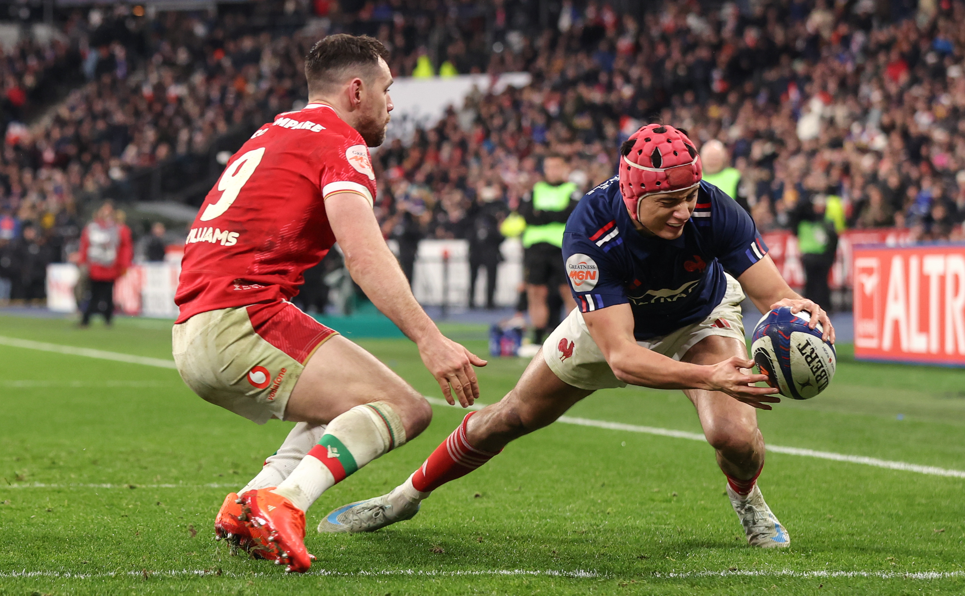 France’s Louis Bielle-Biarrey scores their fourth try despite Tomos Williams of Wales during the 2025 Guinness Six Nations Championship Round 1 between France and Wales in Stade de France, Paris, France, Friday, January 31, 2025 (Photo by Tom Maher / Inpho)