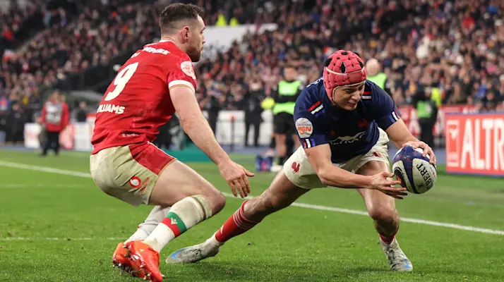 France’s Louis Bielle-Biarrey scores their fourth try despite Tomos Williams of Wales during the 2025 Guinness Six Nations Championship Round 1 between France and Wales in Stade de France, Paris, France, Friday, January 31, 2025 (Photo by Tom Maher / Inpho)