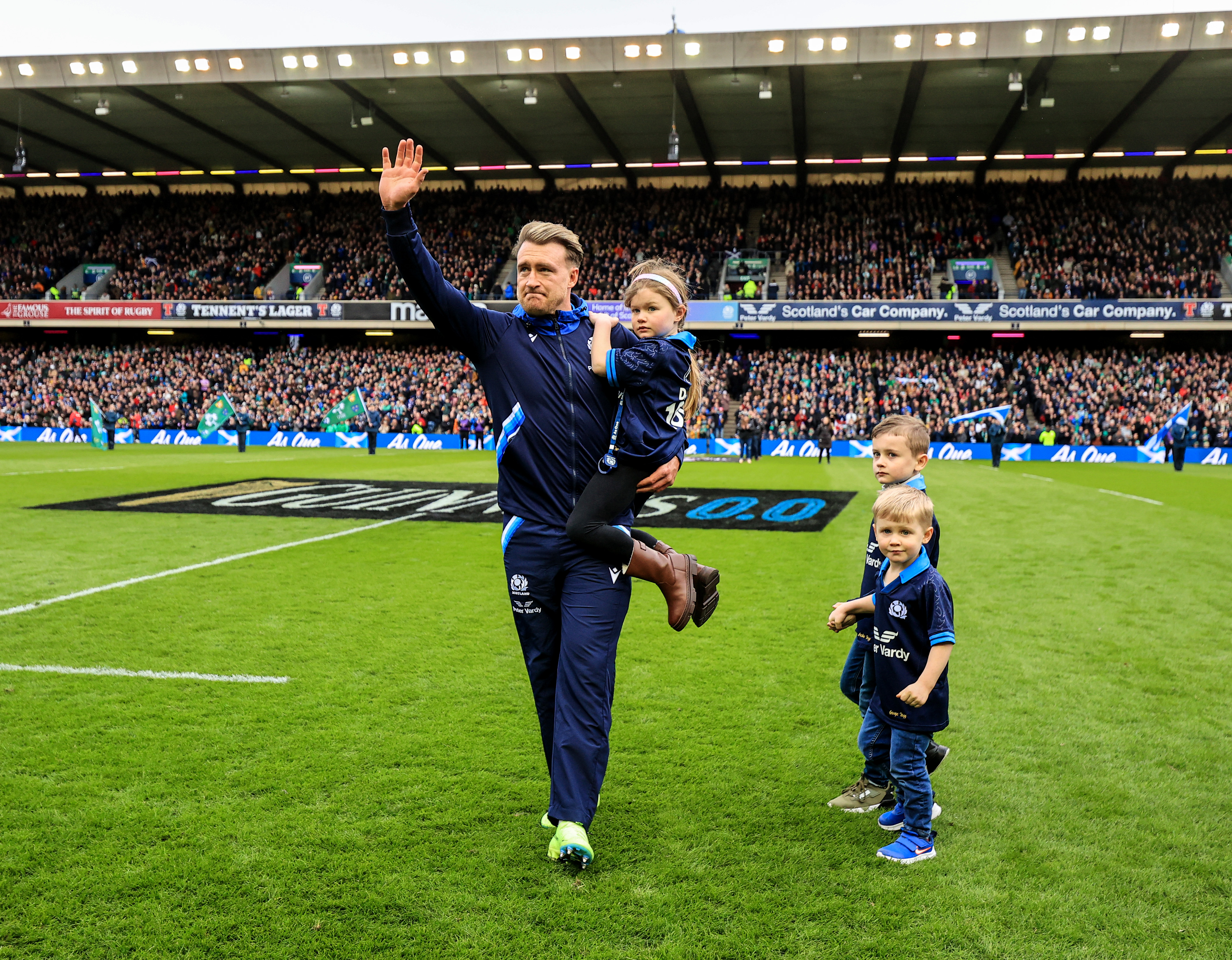 Stuart Hogg fêtant sa 100e sélection avec ses enfants