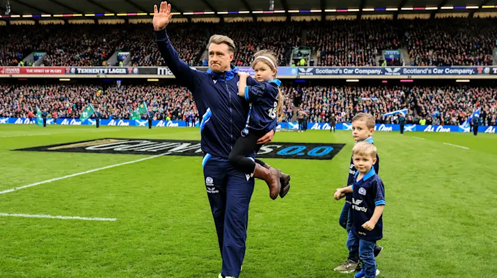Stuart Hogg fêtant sa 100e sélection avec ses enfants