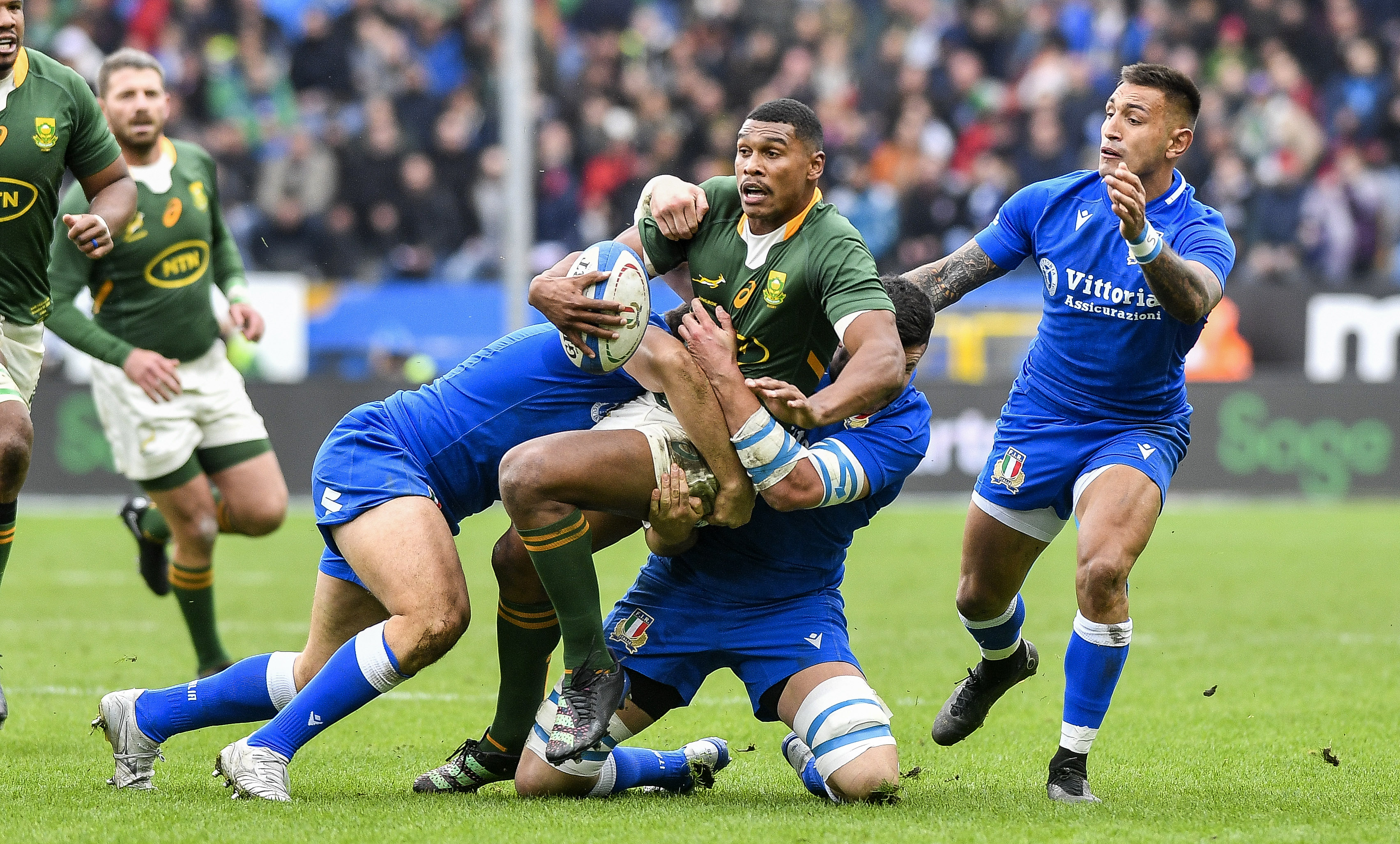 Damian Willemse tackled by Sebastian Negri during the 2022 Autumn Nations Series.