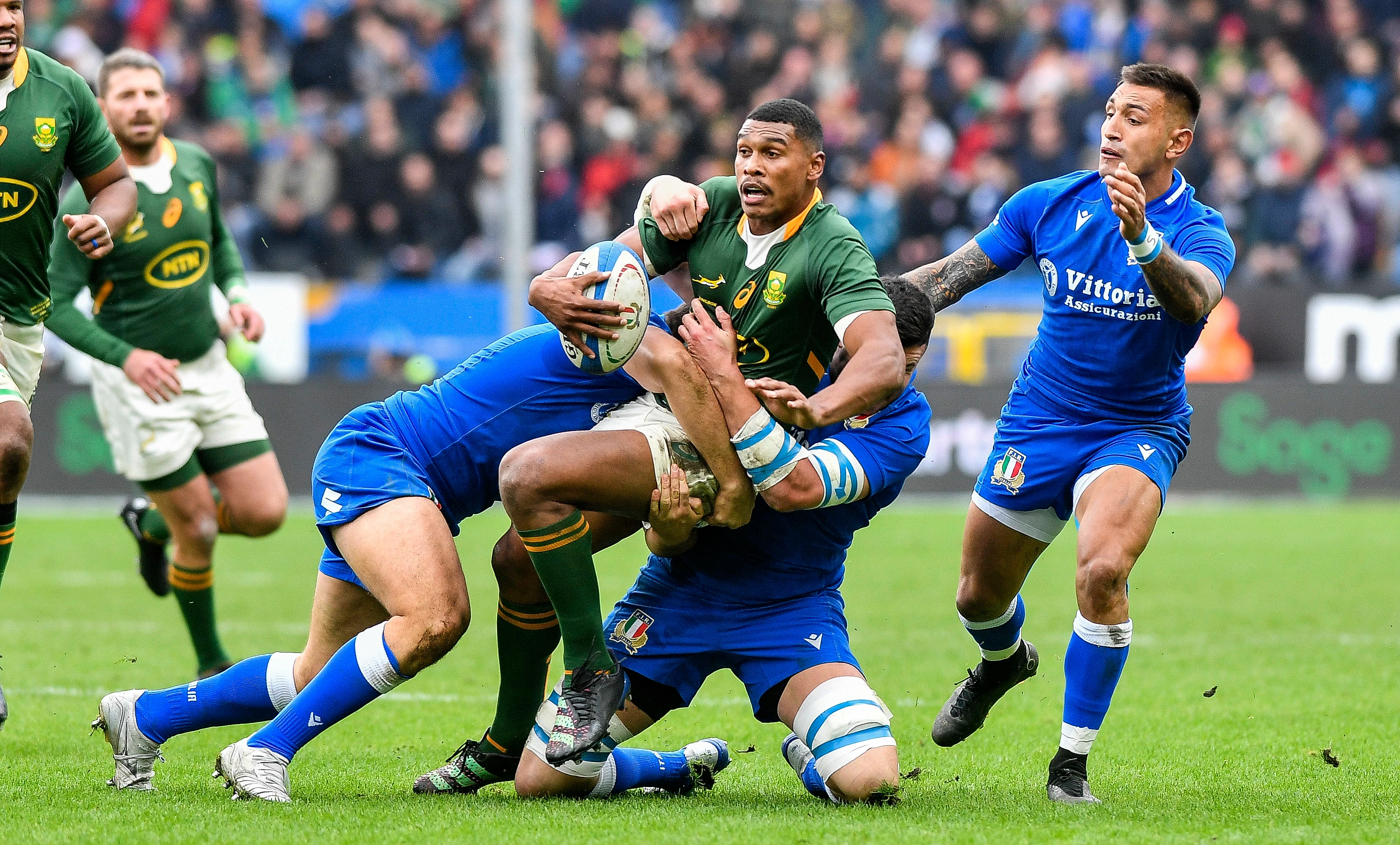 Damian Willemse tackled by Sebastian Negri during the 2022 Autumn Nations Series.