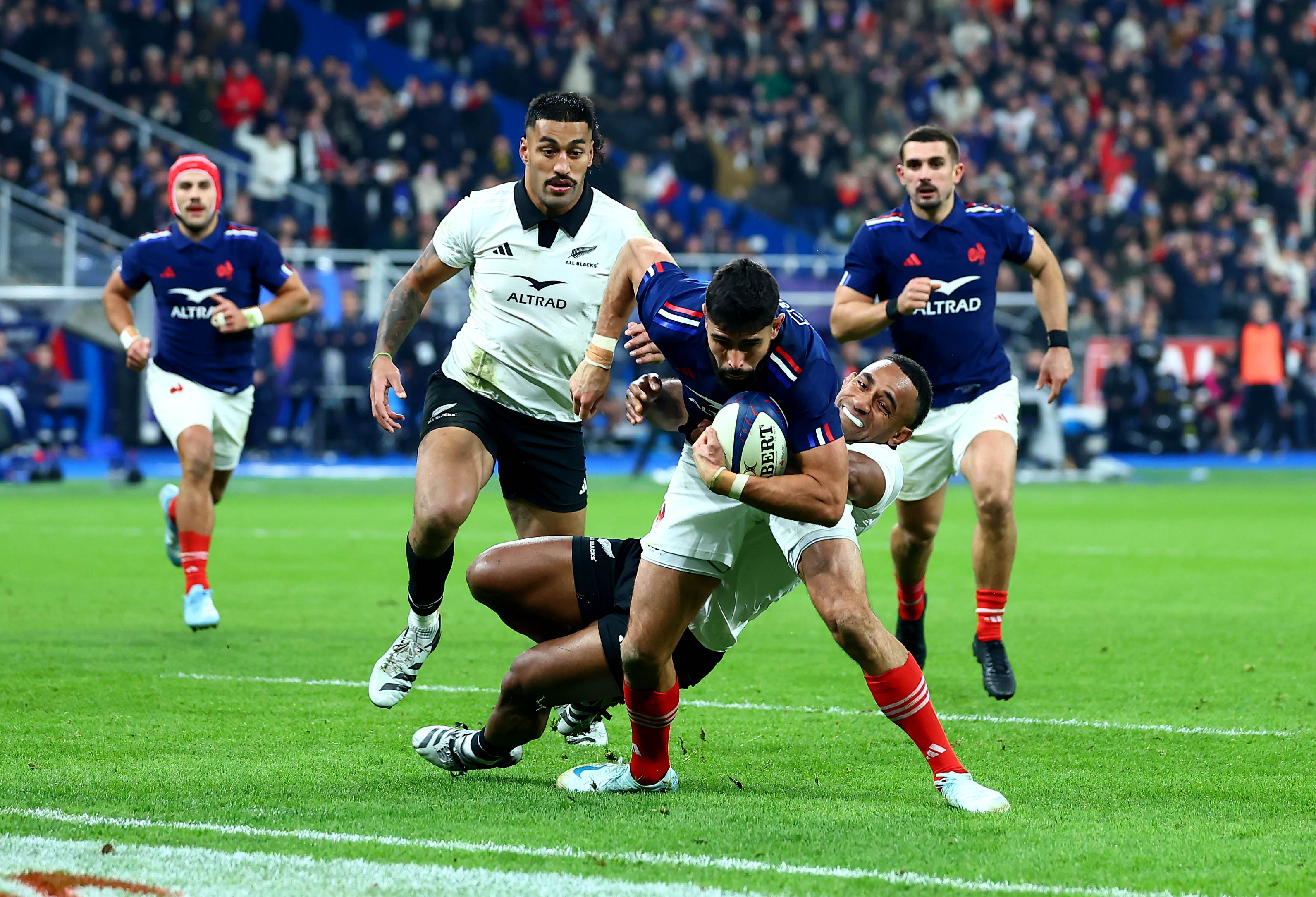 France's Romain Buros makes his way to score a try despite New Zealand's Sevu Reece during the Autumn Nations Series between France and New Zealand at Stade de France