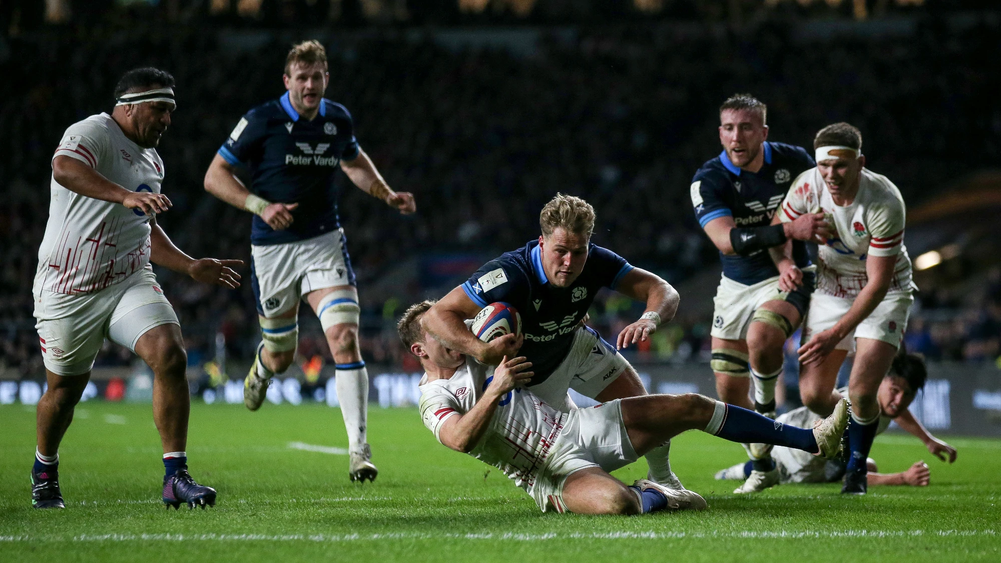 Duhan van der Merwe crosses for a try against England at Twickenham in 2023