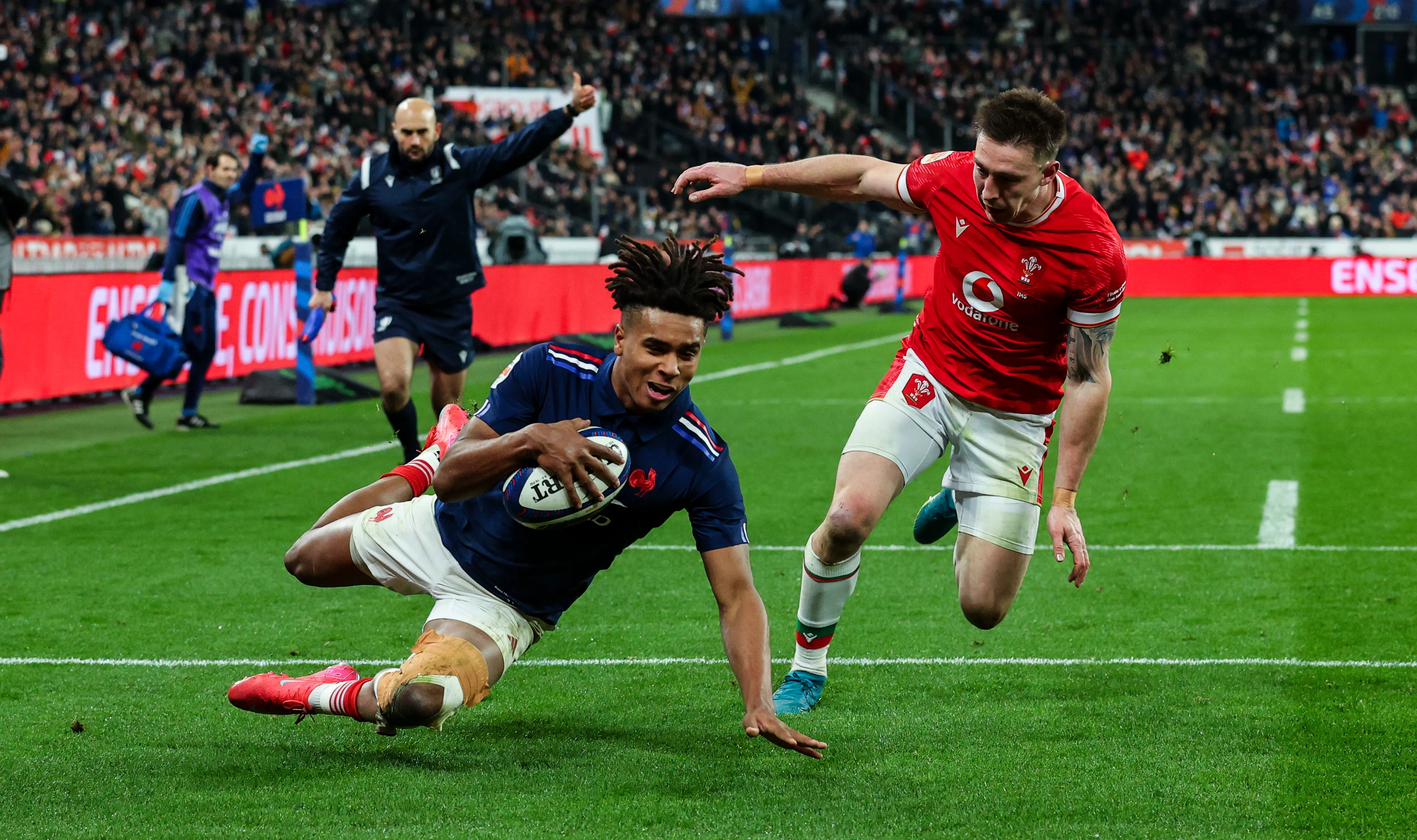 2025 Guinness Six Nations Championship Round 1, Stade de France, Paris, France 31/1/2025
France vs Wales
France's Théo Attissogbe scores their first try despite Josh Adams of Wales
Mandatory Credit ©INPHO/Manuel Blondeau