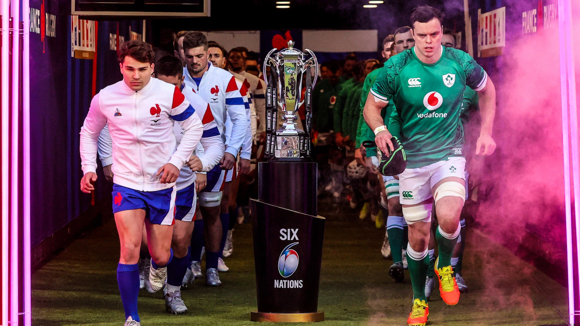 Antoine Dupont et James Ryan font leur entrée sur la pelouse du Stade de France. Le trophée du Tournoi des Six Nations 2022 est forcément dans un coin de leurs têtes.