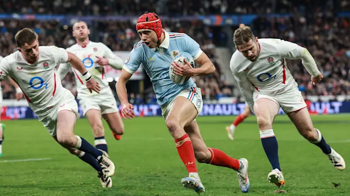 Louis Bielle-Biarrey runs in a try against England during Super Saturday 2026.