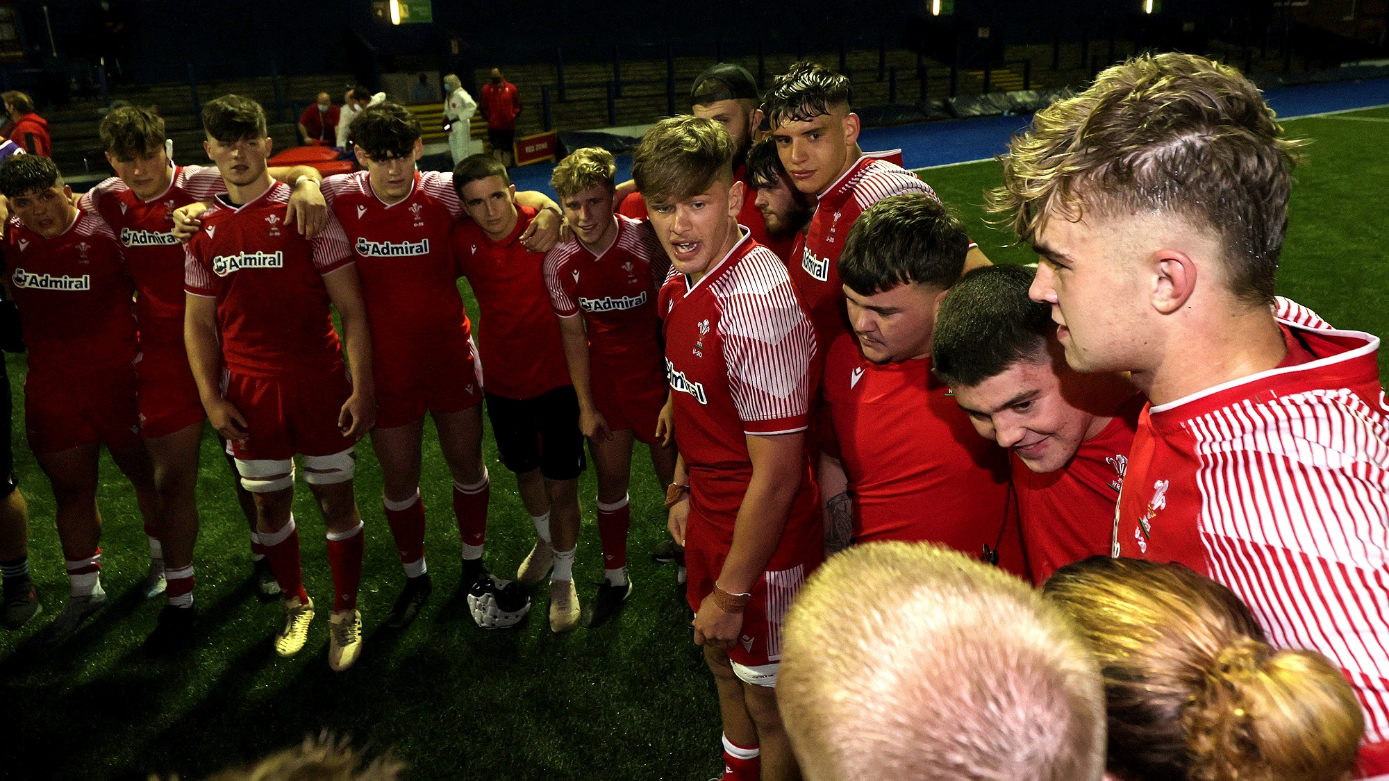 Alex Mann speaks to his teammates after the game 13/7/2021