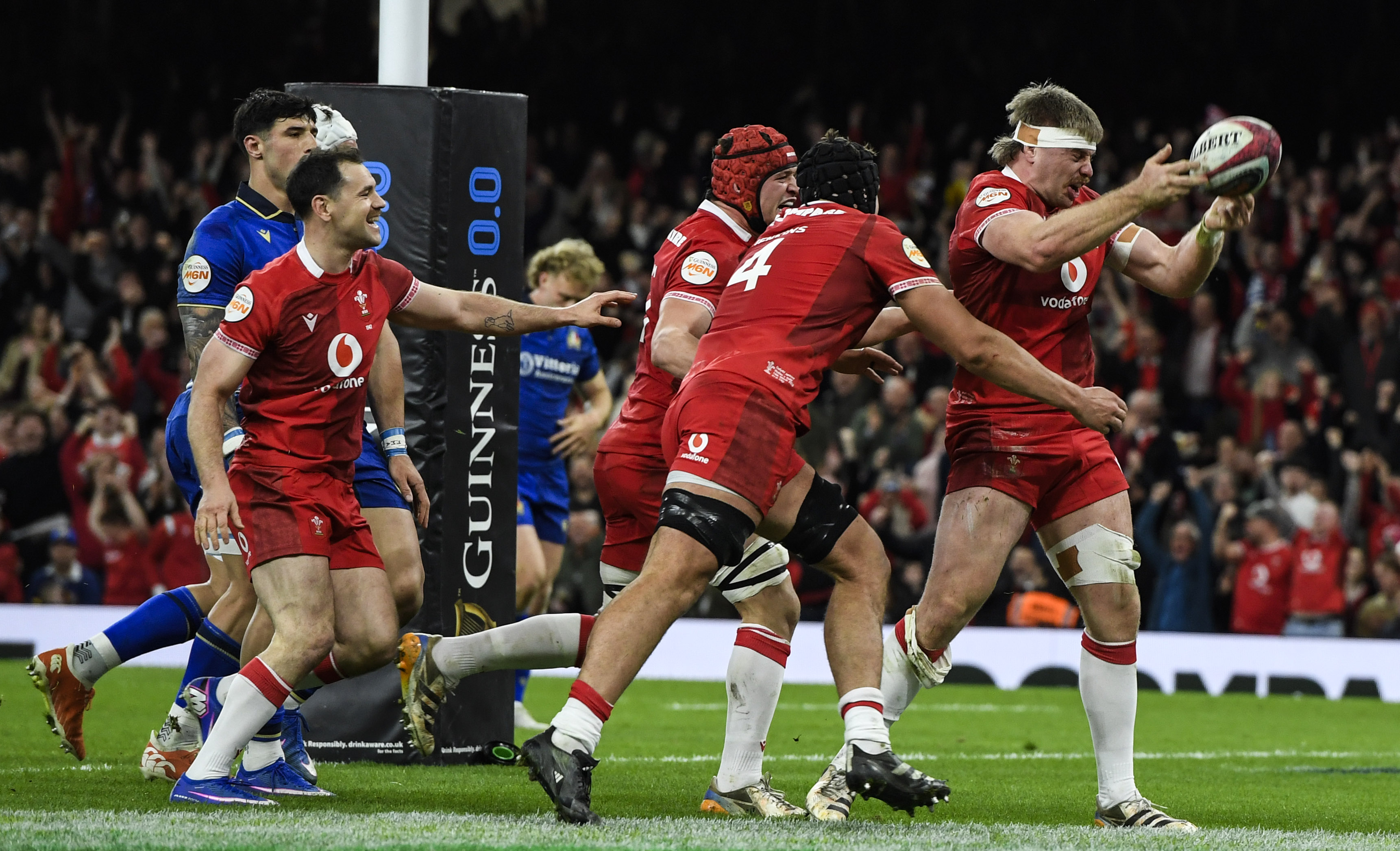 Wales players celebrate Aaron Wainwright's try against Italy on Super Saturday 2026.