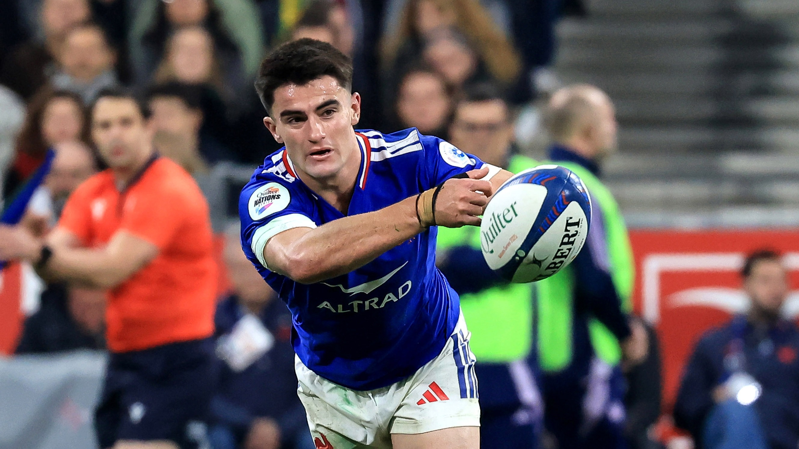 Nolann Le Garrec passes the ball during the 2025 Quilter Nations Series game between France and South Africa in Stade de France.