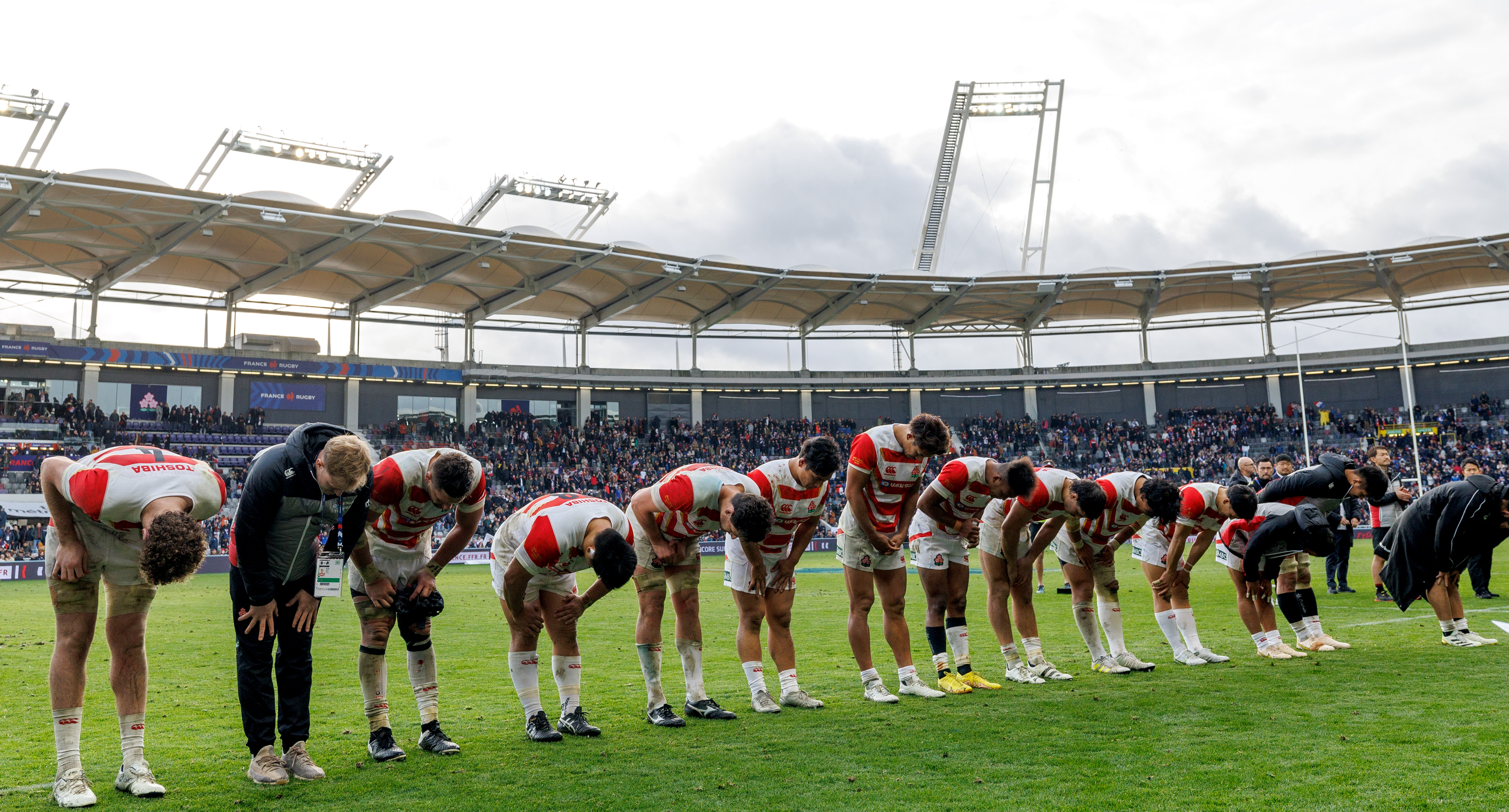 2022 Autumn Nations Series, Stadium de Toulouse, France 20/11/2022
France vs Japan
The Japan players acknowledge the fans after the game
Mandatory Credit ©INPHO/James Crombie