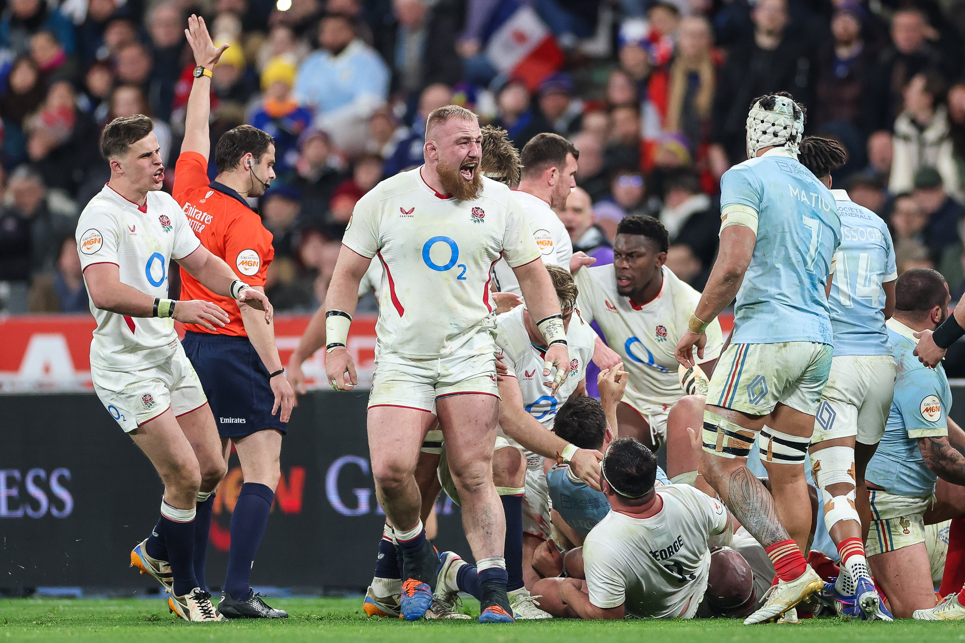 Joe Heyes celebrates as the English forwards power over the French line on Super Saturday 2026.
