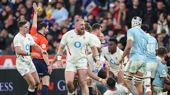 Joe Heyes celebrates as the English forwards power over the French line on Super Saturday 2026.
