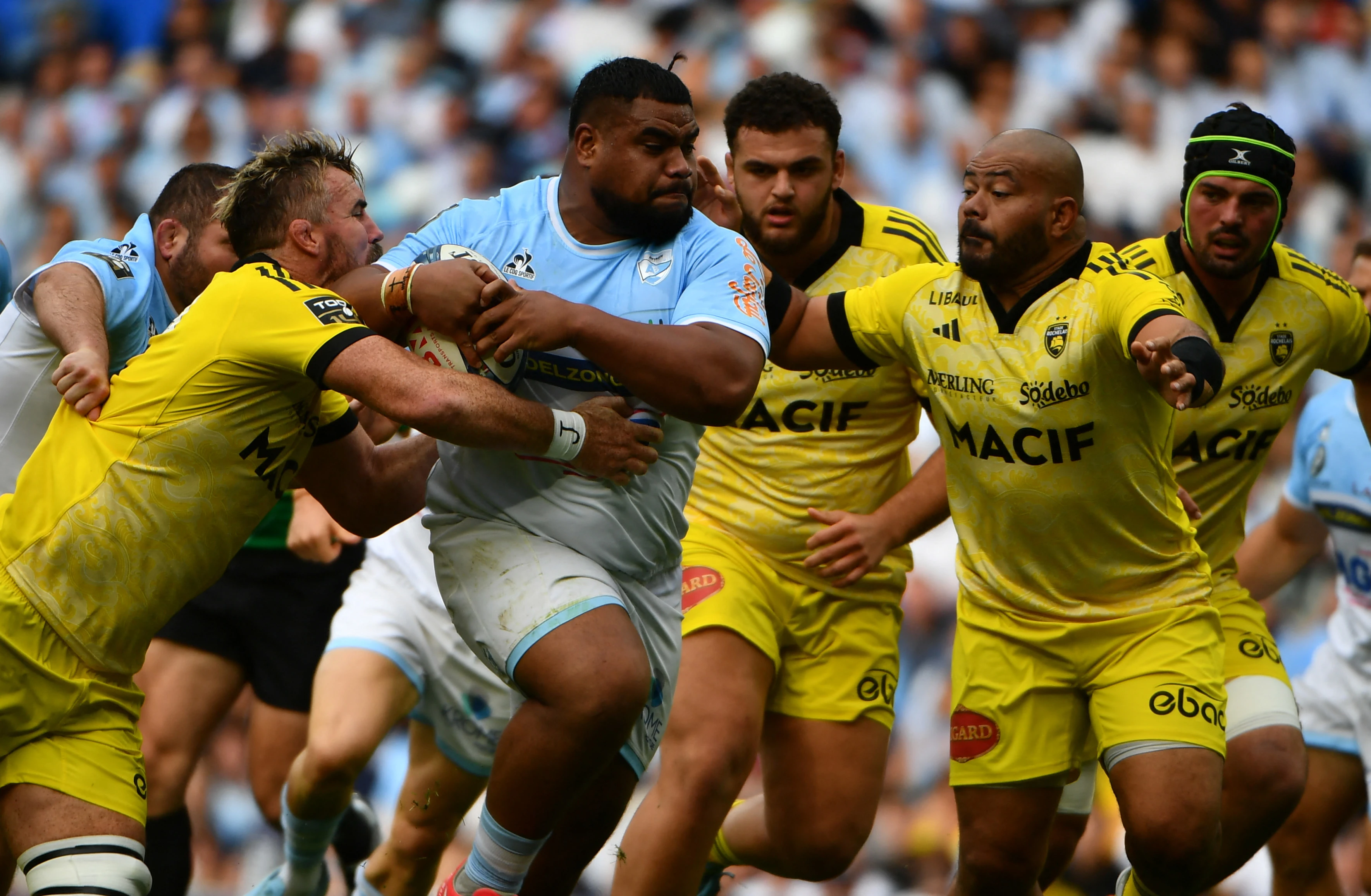 Bayonne's Tongan prop Tevita Tatafu (C) runs with the ball during the French Top14 rugby union match between Aviron Bayonnais (Bayonne) and Stade Rochelais (La Rochelle) at the Anoeta stadium in San Sebastian, on October 12, 2024. (Photo by Gaizka IROZ / AFP)