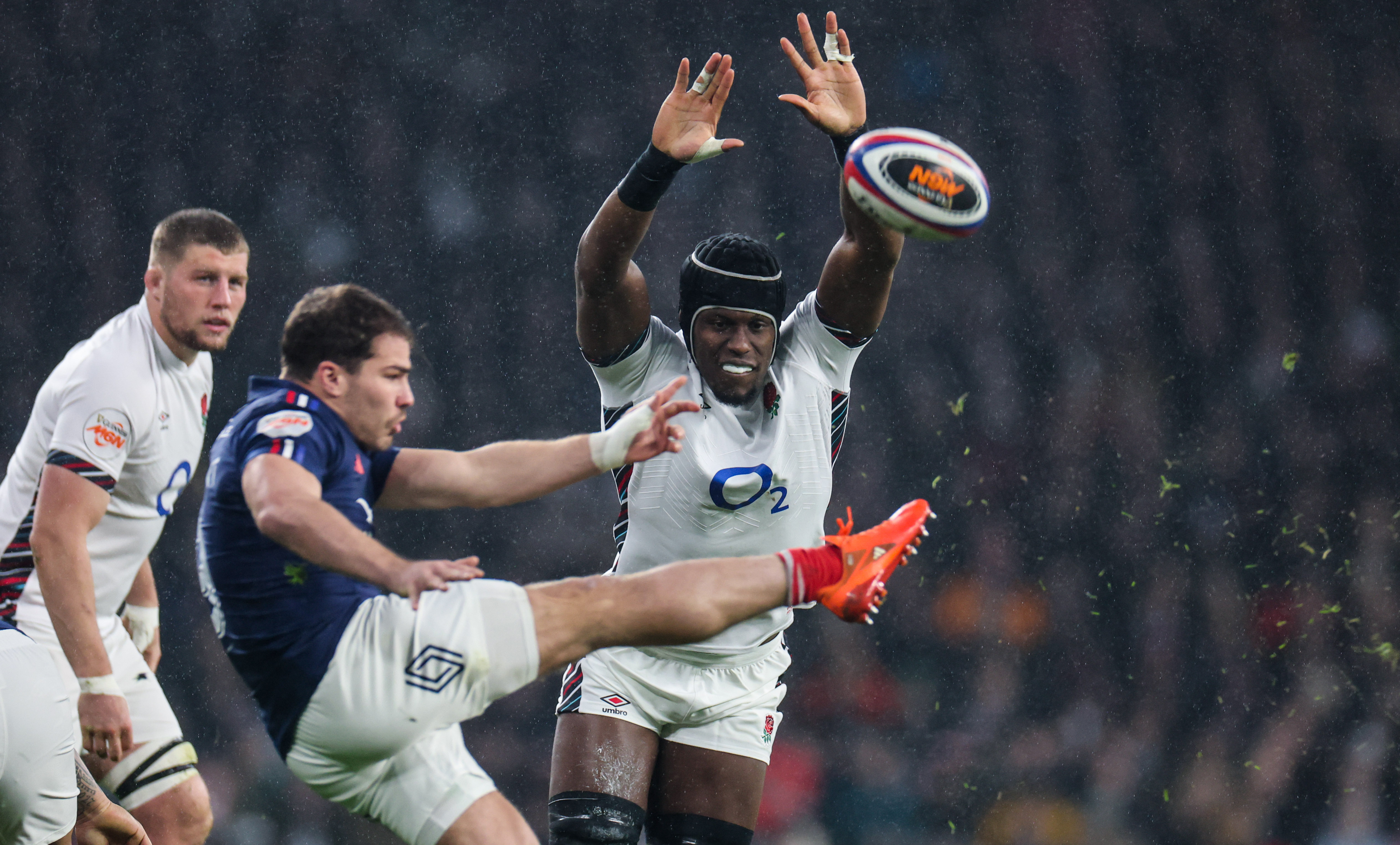 Maro Itoje tries to charge down Antoine Dupont during Le Crunch (France v England) in the 2025 Championship.