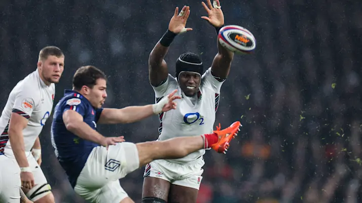 Maro Itoje tries to charge down Antoine Dupont during Le Crunch (France v England) in the 2025 Championship.