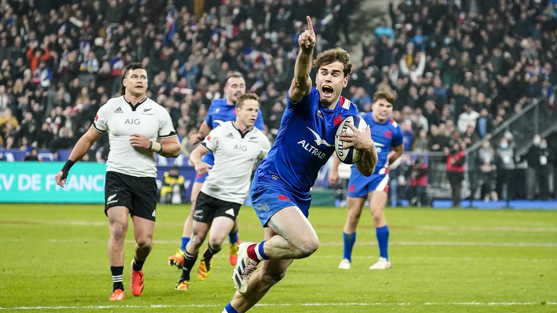 Damian Penaud scores an intercept try 20/11/2021