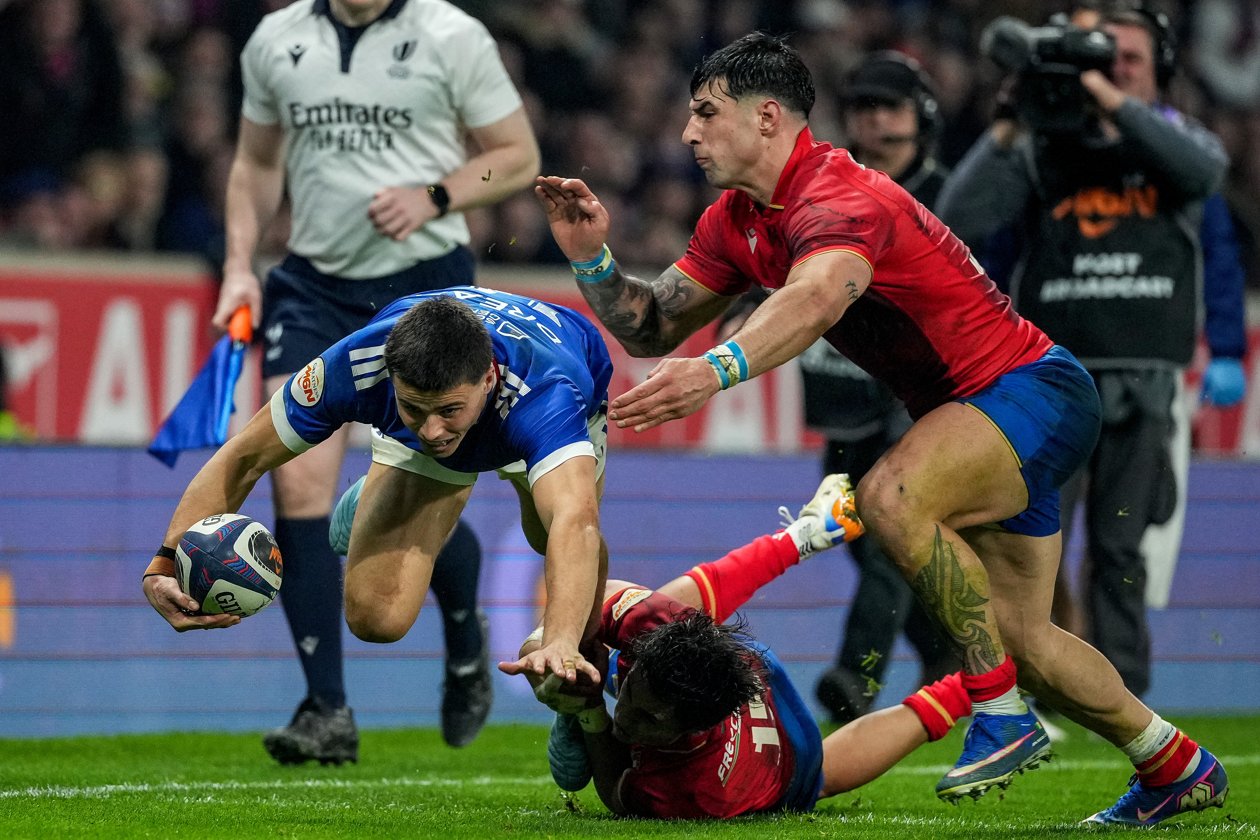 France's Gael Drean is tackled by Italy's Ange Capuozzo during the 2026 Guinness Six Nations Championship Round 3 game between France and Italy in Decathlon Arena, Lille, France, Sunday, February 22, 2026 (Photo by Dave Winter / Inpho)