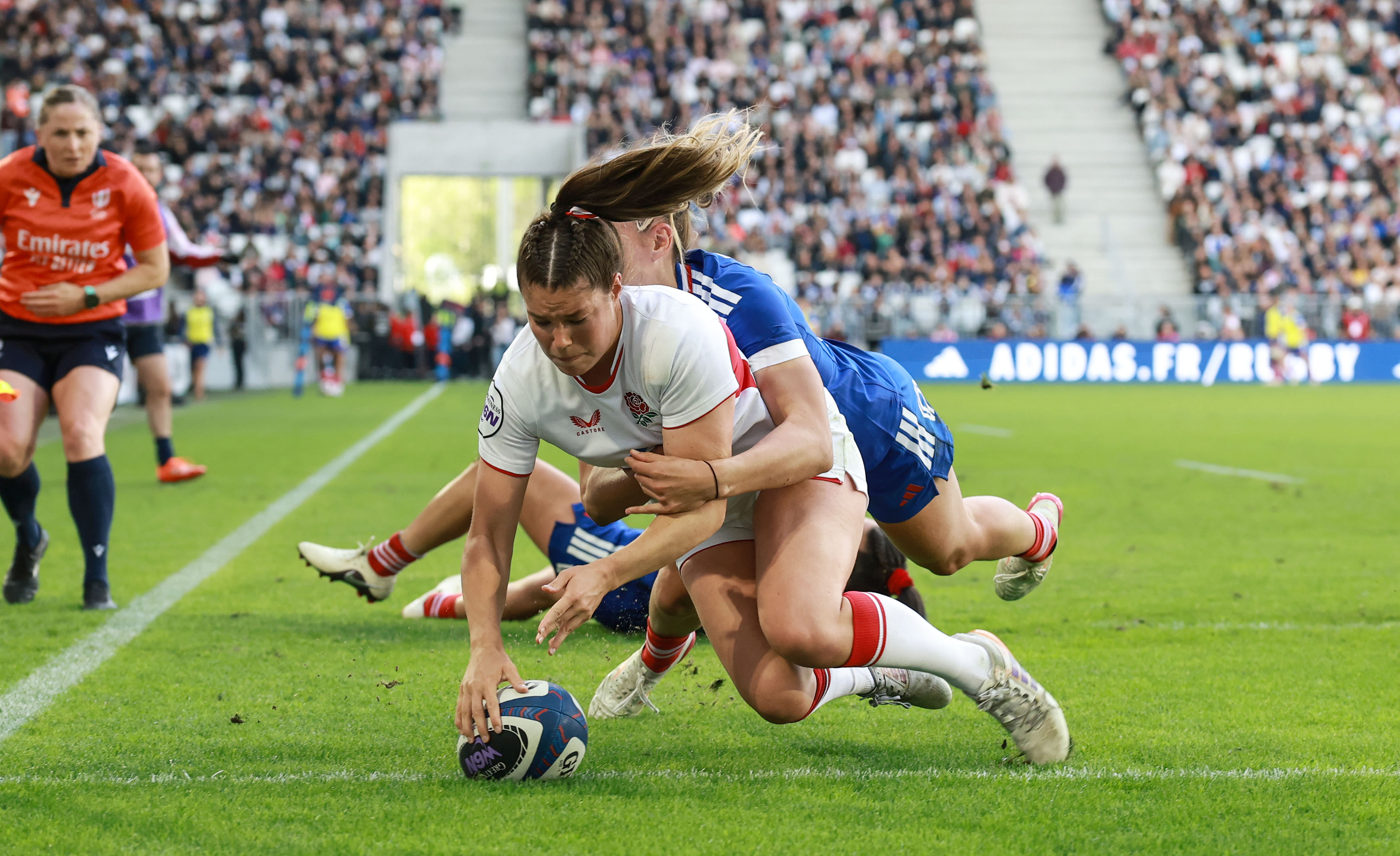England's Jess Breach scores a try depsite France's Aubane Rousset during the 2026 Guinness Women's Six Nations Championship Round 5 game between France and England in Matmut Atlantique, Bordeaux, France, Sunday, May 17, 2026 (Photo by Dan Sheridan / Inpho)