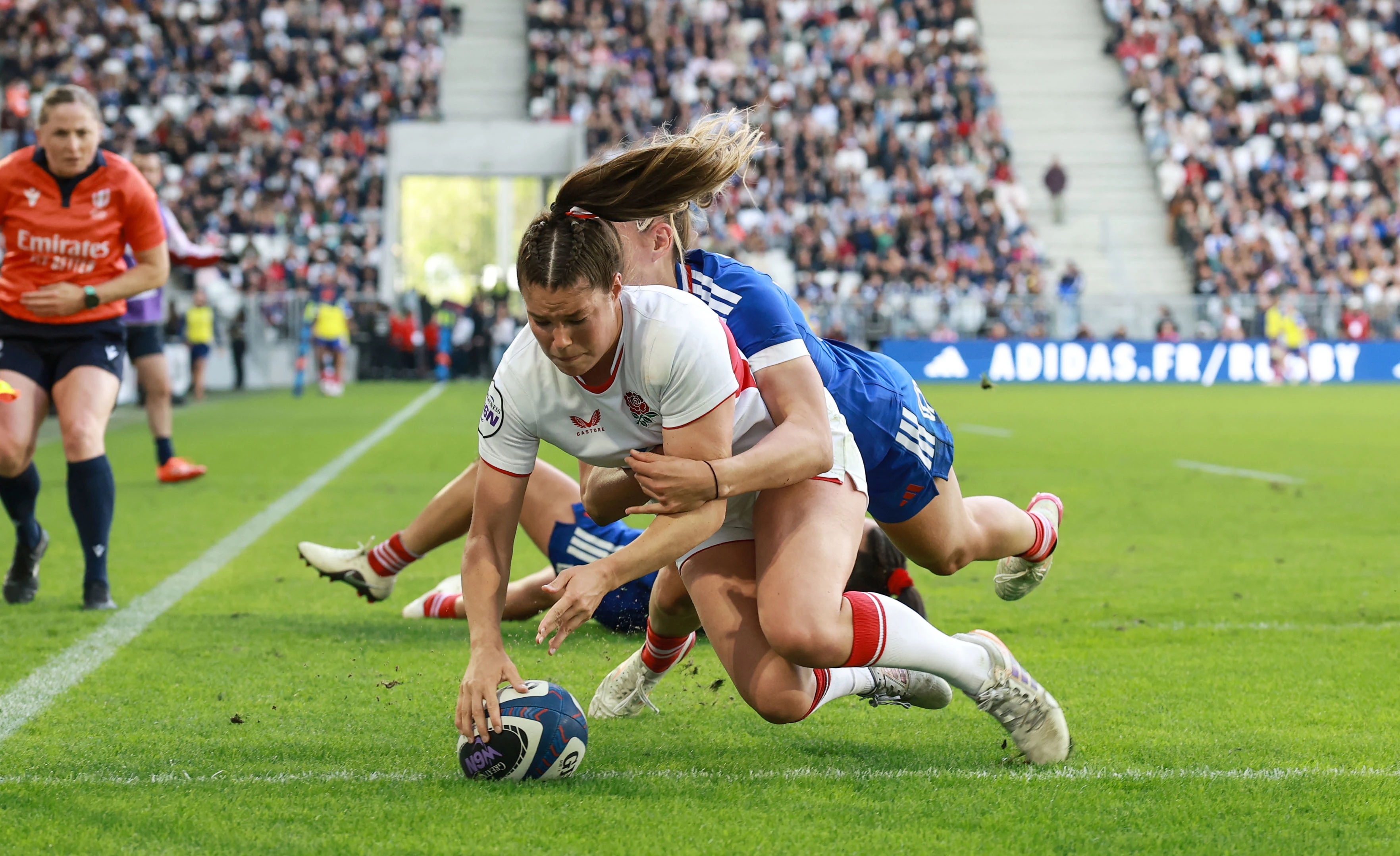 England's Jess Breach scores a try depsite France's Aubane Rousset during the 2026 Guinness Women's Six Nations Championship Round 5 game between France and England in Matmut Atlantique, Bordeaux, France, Sunday, May 17, 2026 (Photo by Dan Sheridan / Inpho)