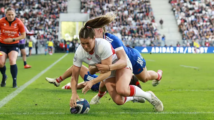 England's Jess Breach scores a try depsite France's Aubane Rousset during the 2026 Guinness Women's Six Nations Championship Round 5 game between France and England in Matmut Atlantique, Bordeaux, France, Sunday, May 17, 2026 (Photo by Dan Sheridan / Inpho)