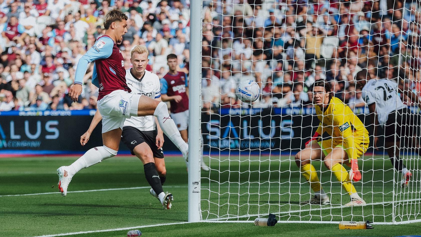 Joël Piroe scores