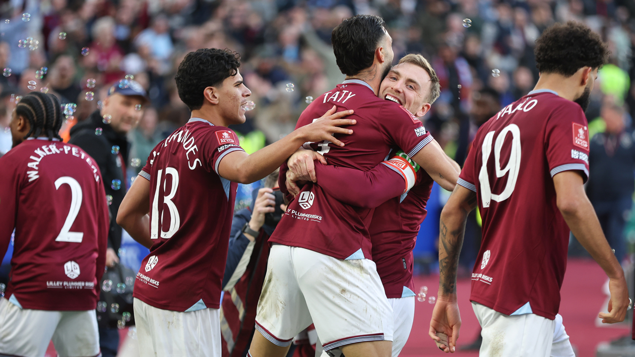 Jarrod Bowen celebrates with his teammates