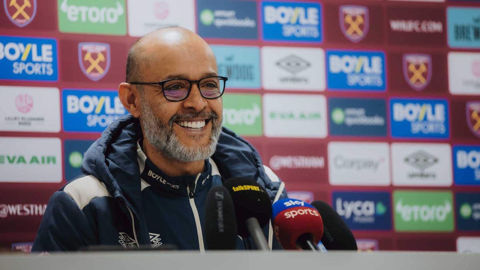 Head Coach Nuno Espírito Santo smiles in a press conference 