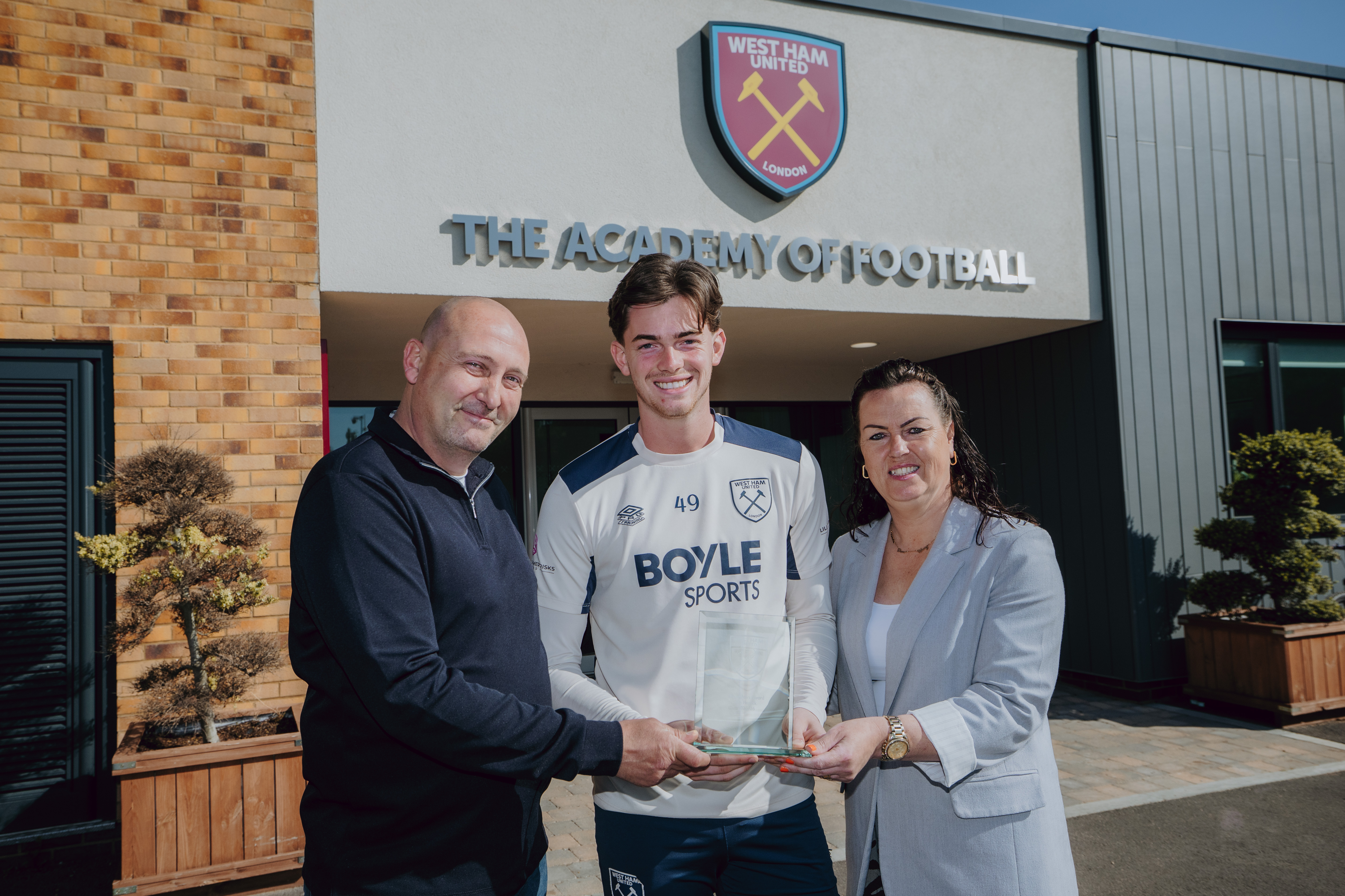 Young Hammers goalkeeper Fin Herrick awarded inaugural Oscar Fairs Academy Goalkeeper of the Year award