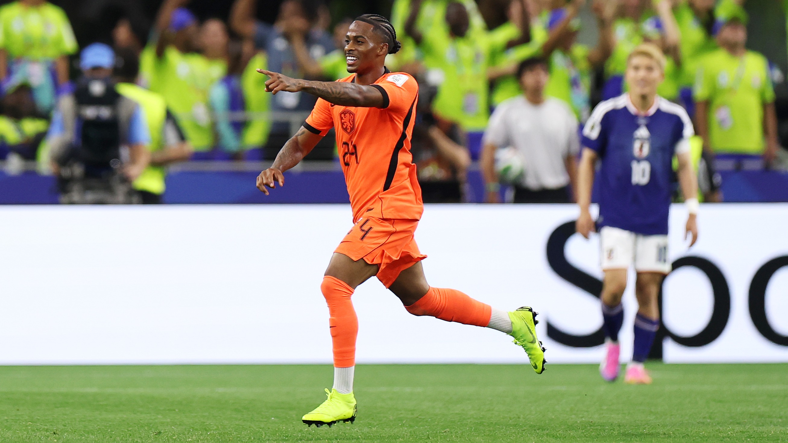 Summerville scores for the Netherlands at the World Cup