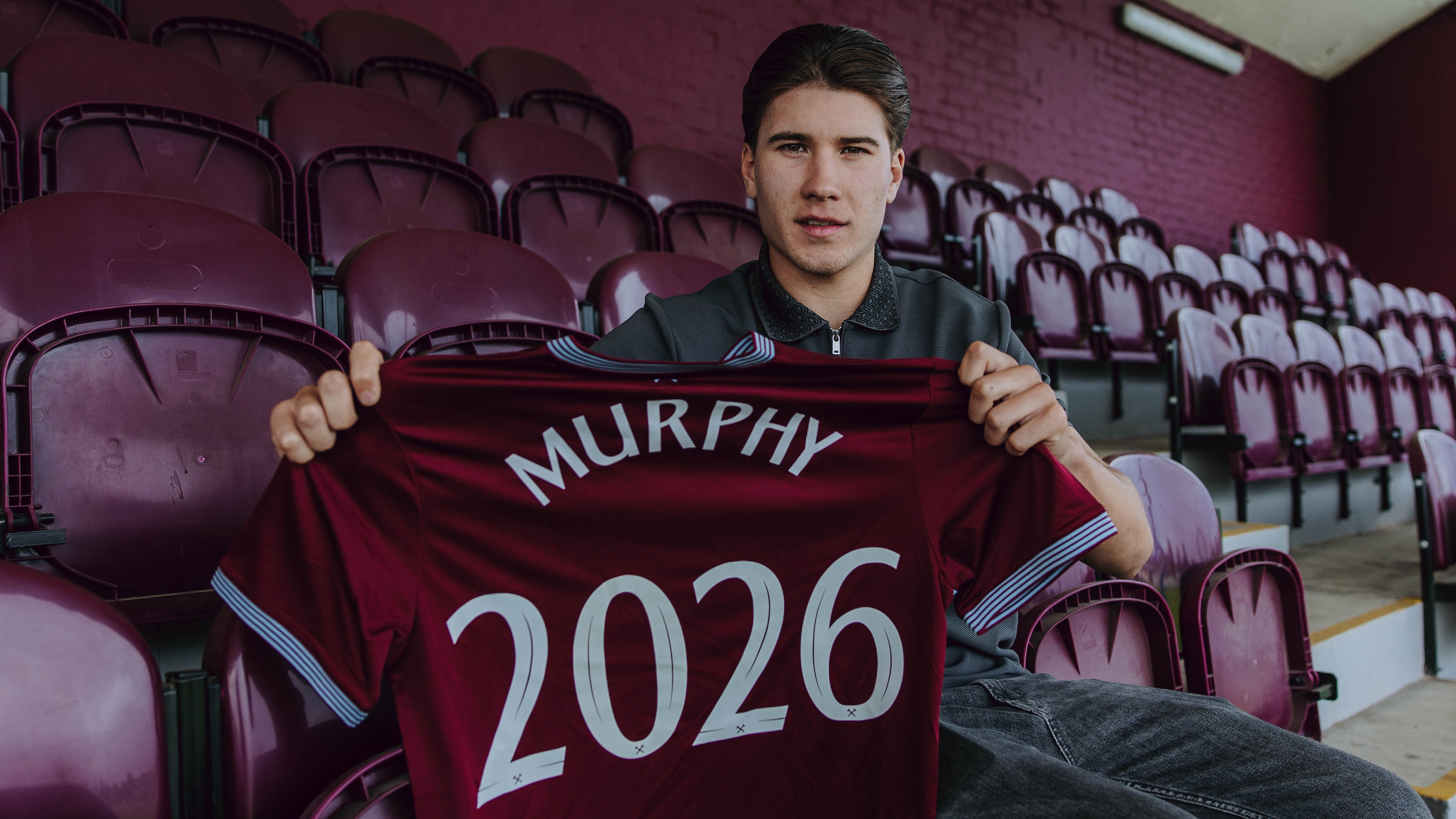 Jett Murphy signs