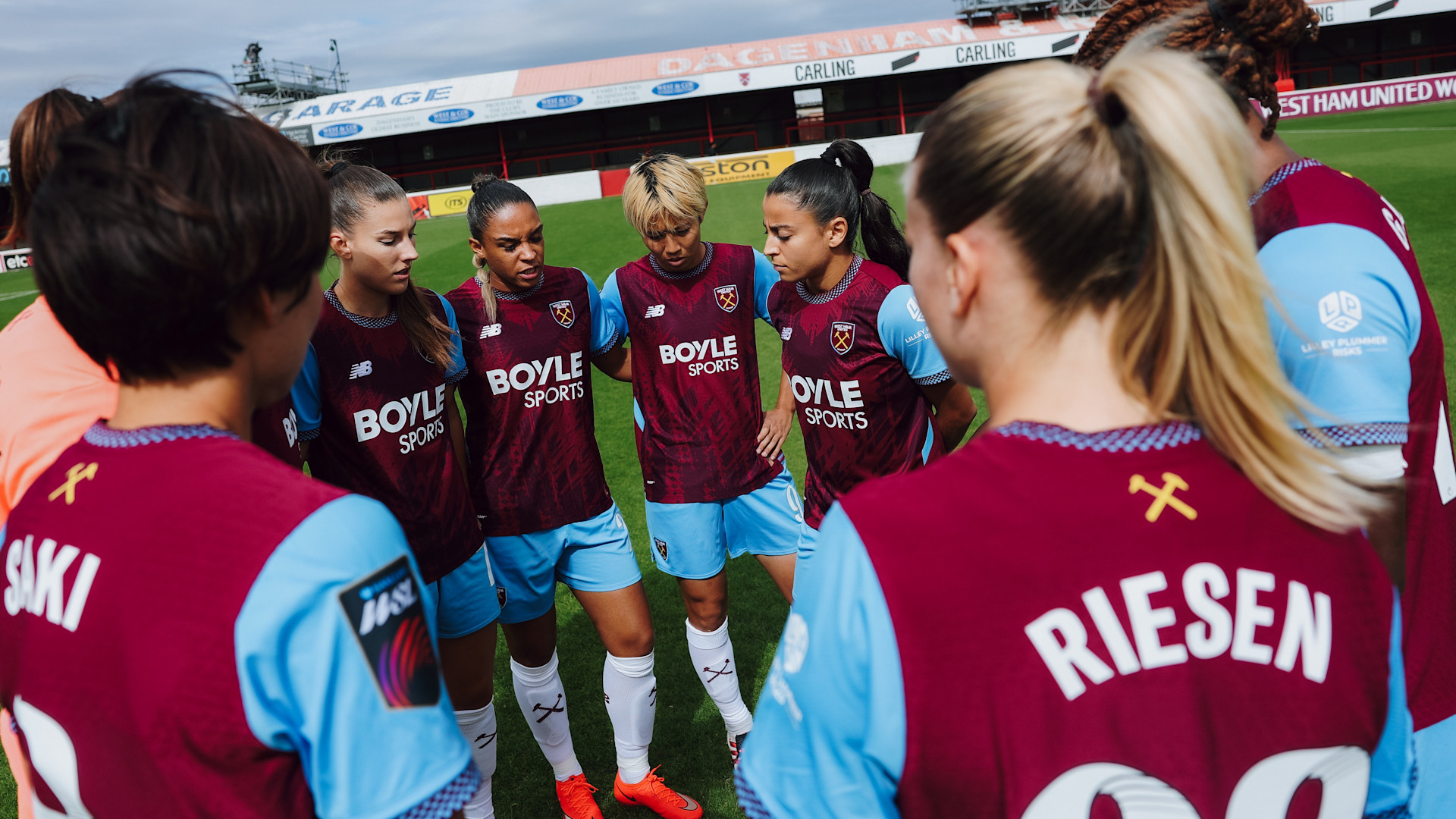 Women's team huddle 2026/27