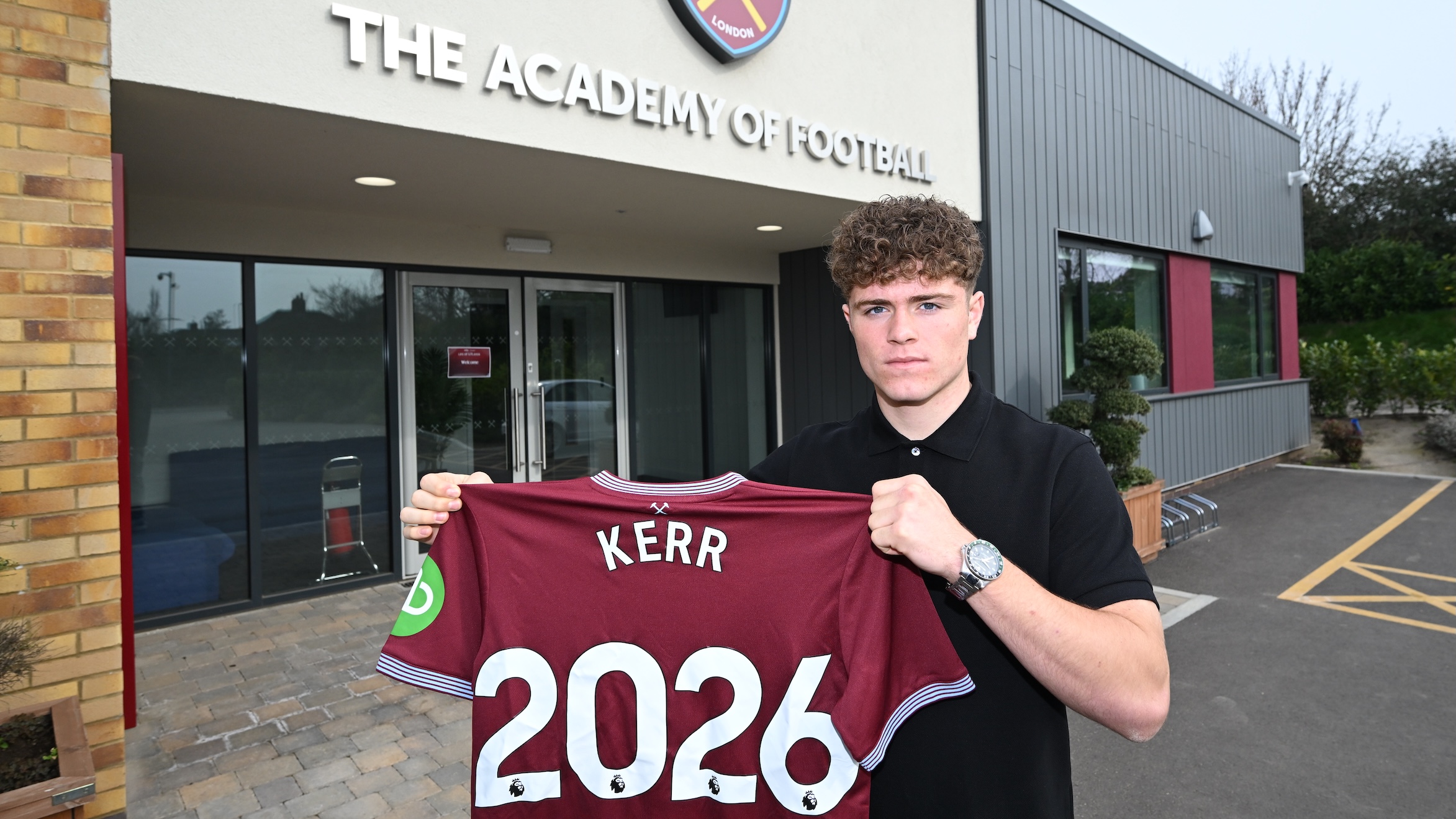 Joel Kerr signs first professional contract