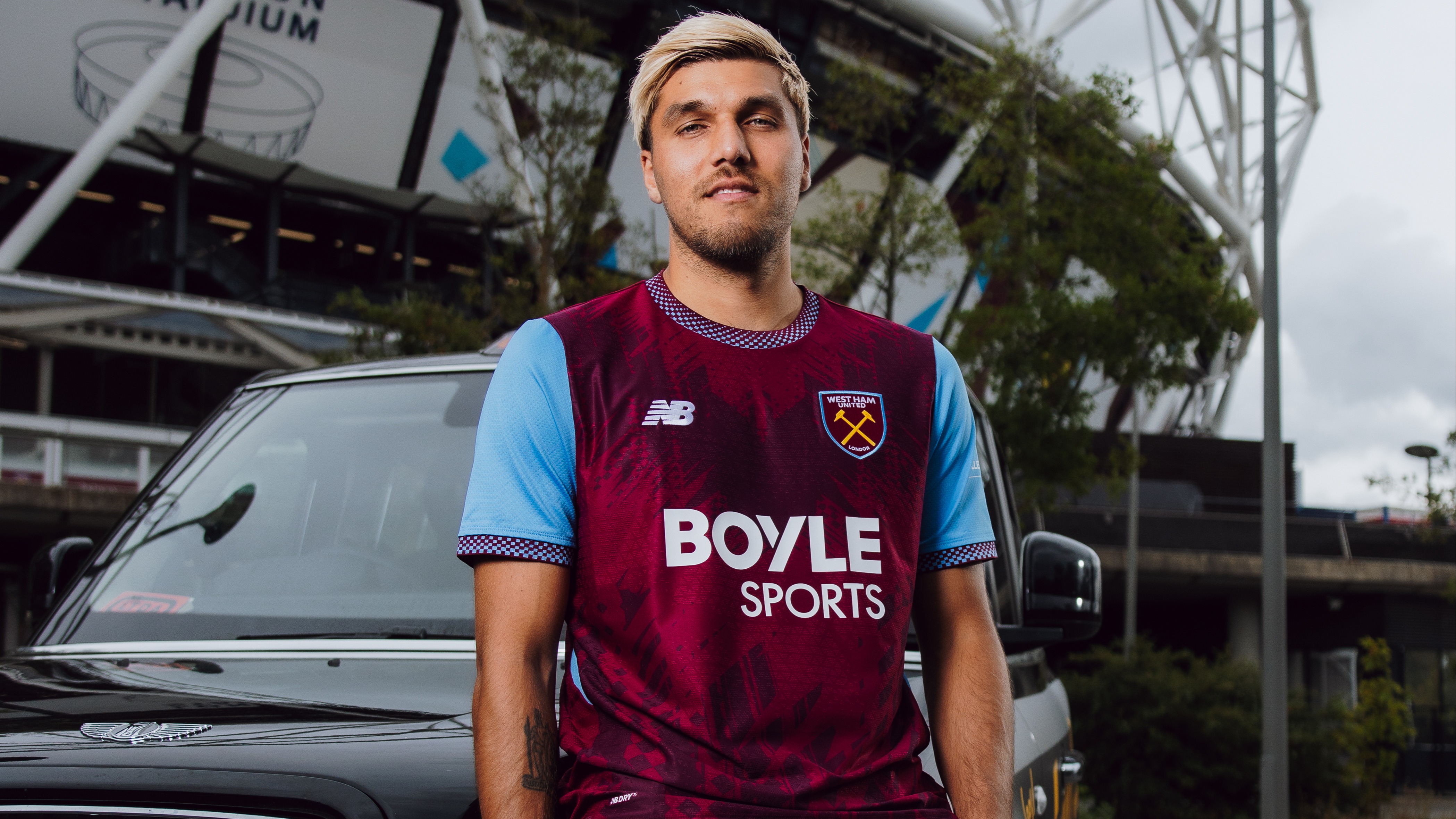Piroe signing