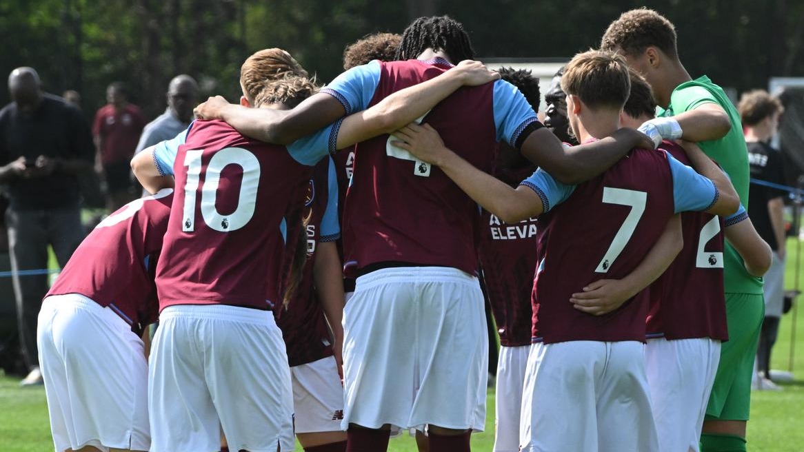 U18s huddle
