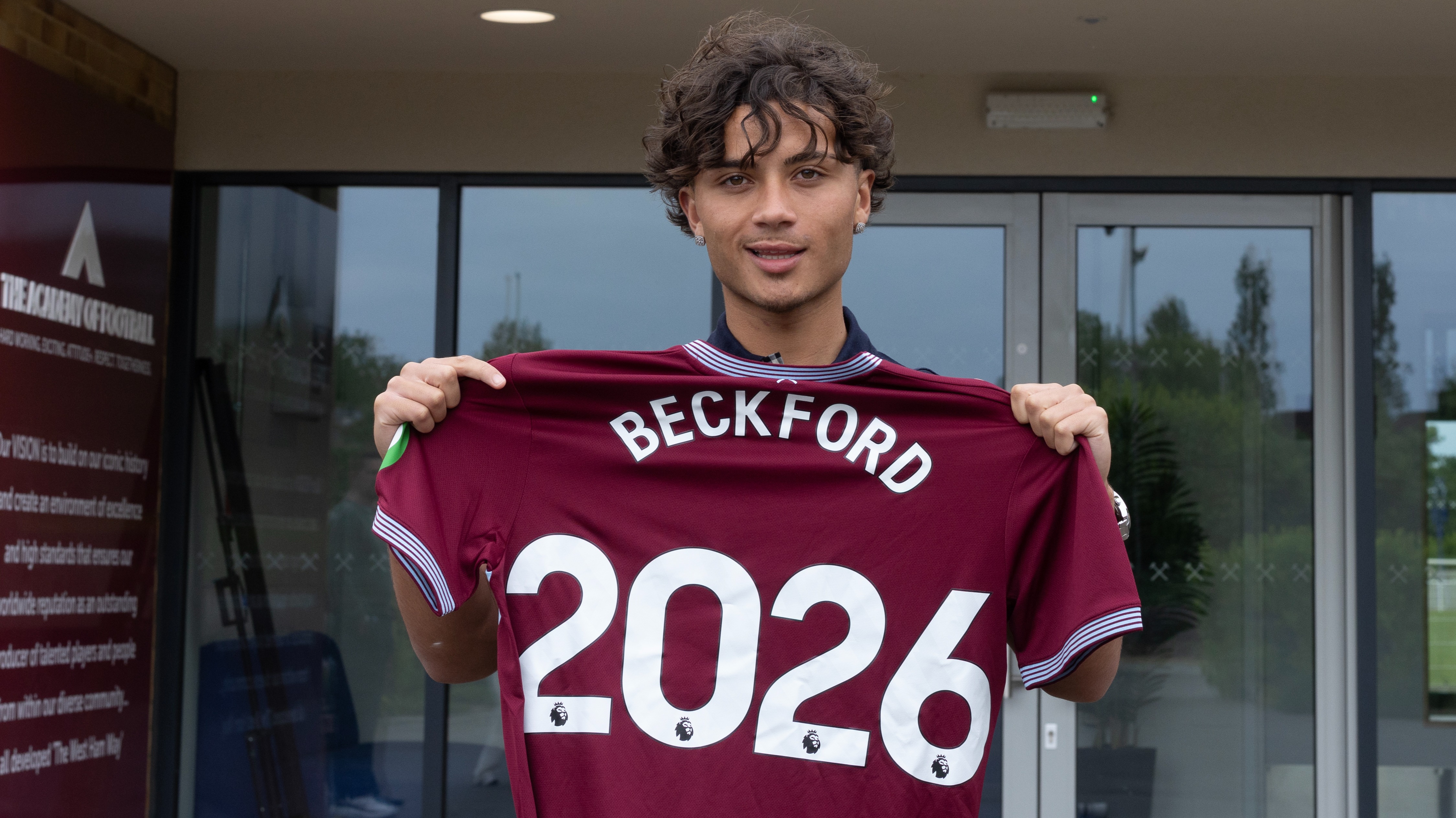 Lewis Beckford first pro contract May 2026