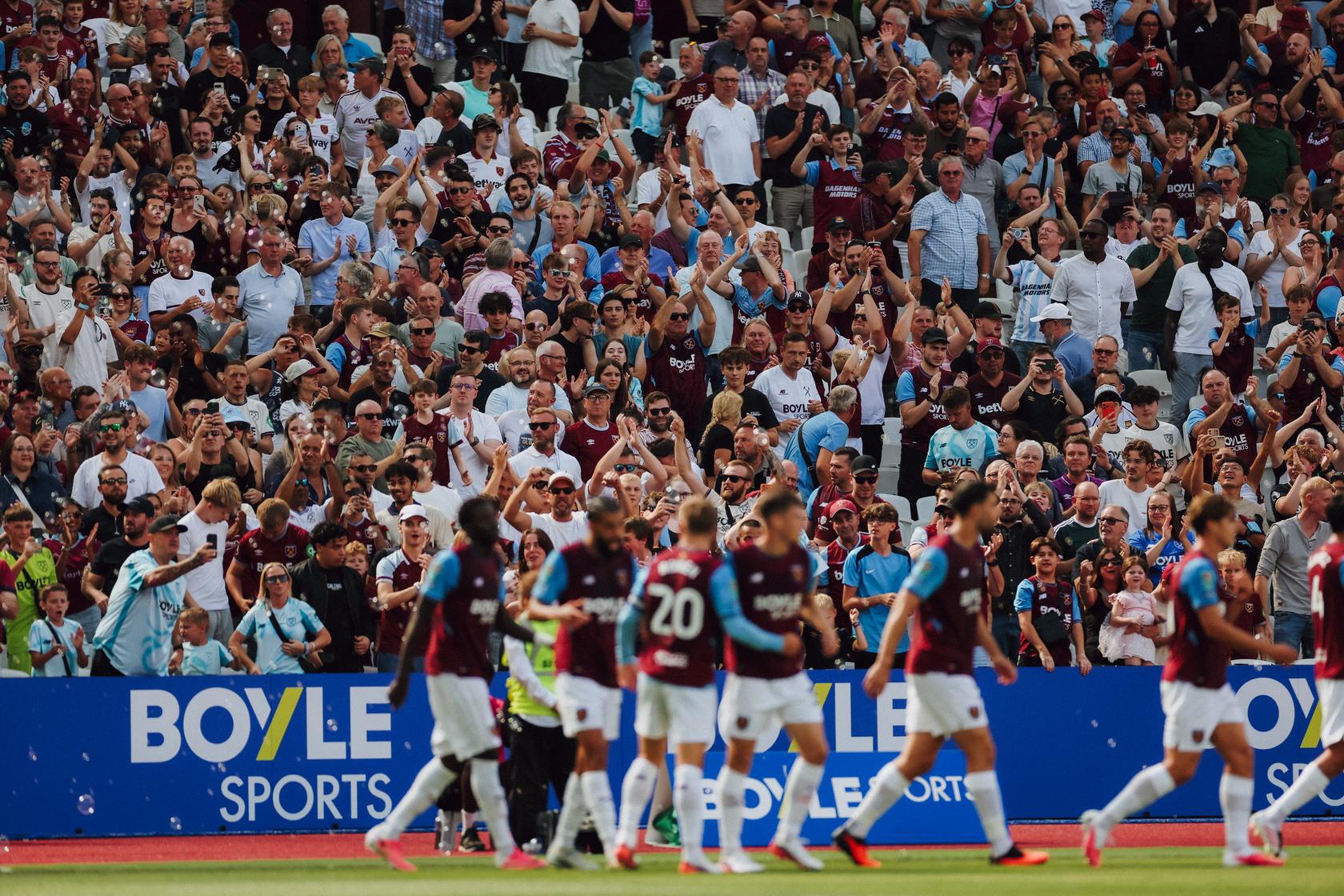 Fans players celebration London Stadium